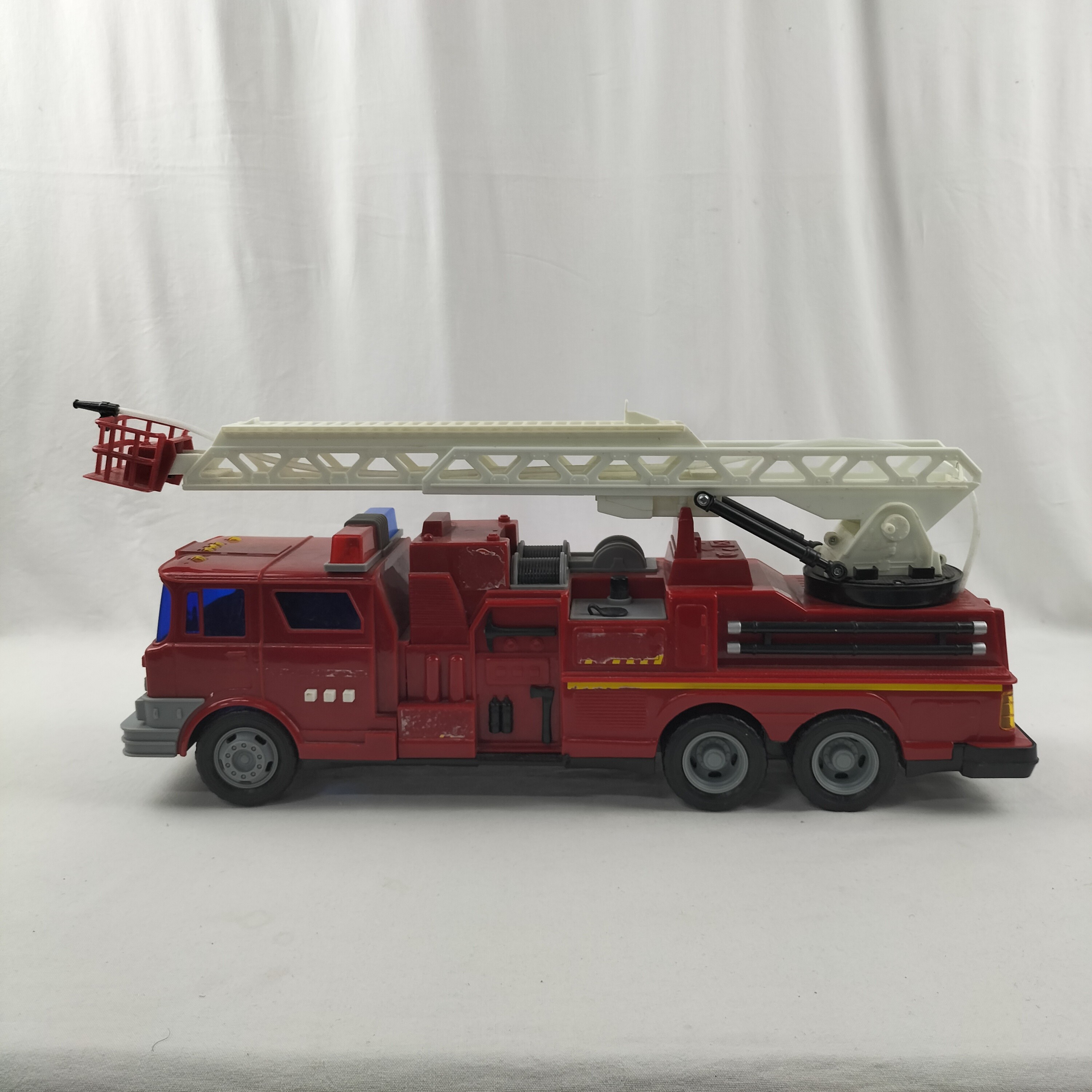 Voir photo 2 de Jouet camion de pompier miniature décoratif (testé non fonctionnel) Jouet camion de pompier miniature décoratif (testé non fonctionnel) Bon état reconditionné photo 2