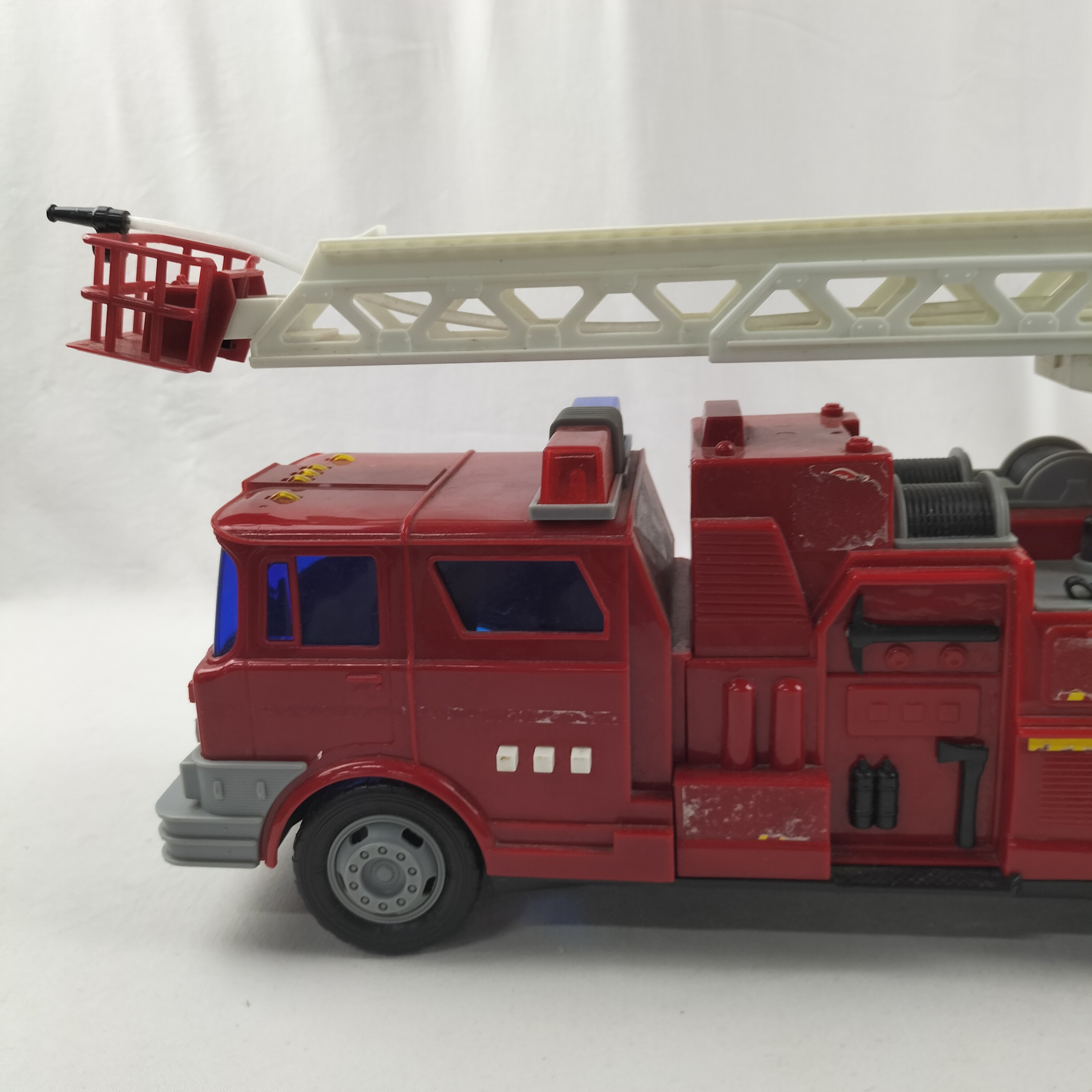 Voir photo 3 de Jouet camion de pompier miniature décoratif (testé non fonctionnel) Jouet camion de pompier miniature décoratif (testé non fonctionnel) Bon état reconditionné photo 3