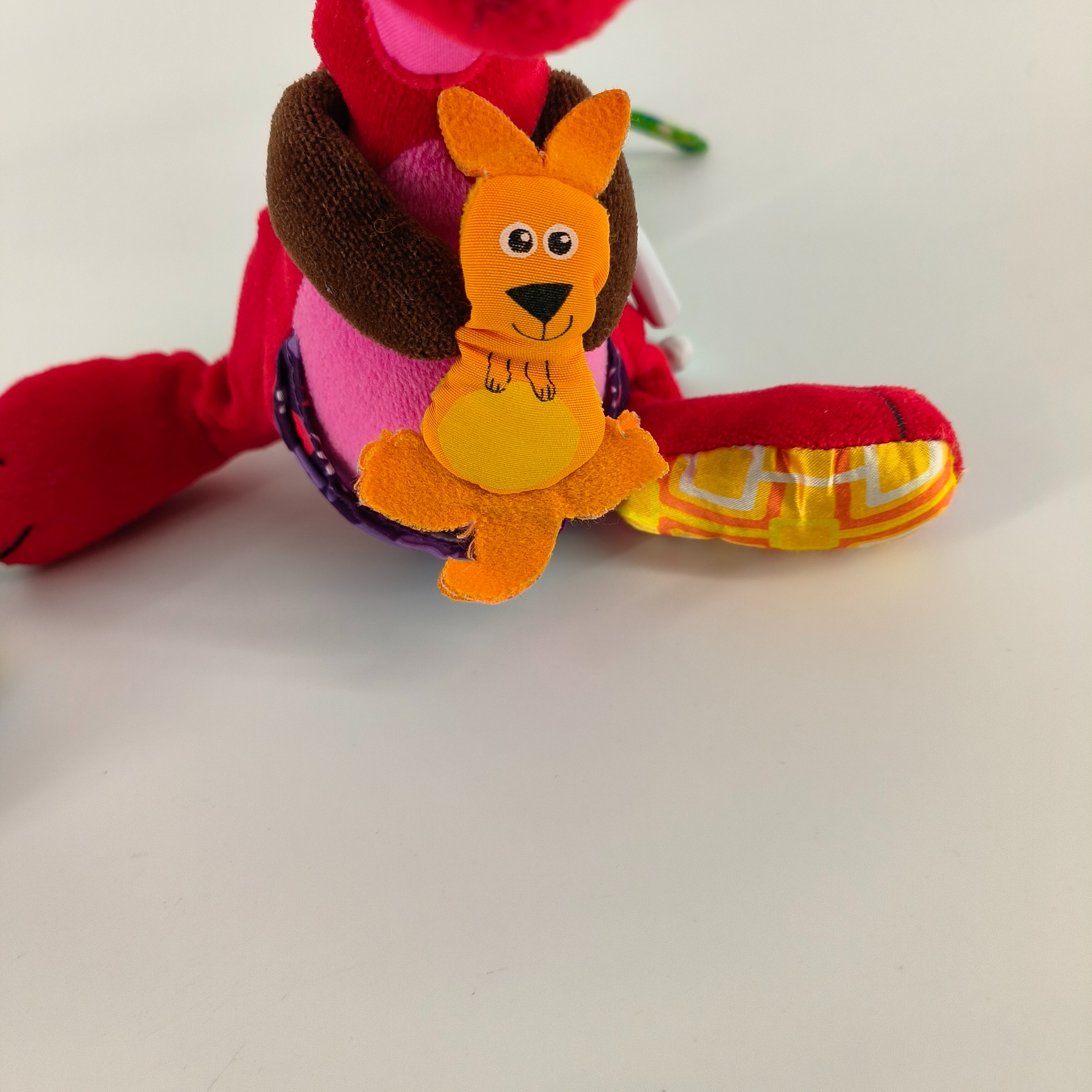 Voir photo 3 de Jouet d'éveil-Lot de deux peluches-Lamaze-Tomy- à partir de 6 mois Jouet d'éveil-Lot de deux peluches-Lamaze-Tomy- à partir de 6 mois Bon état reconditionné photo 3