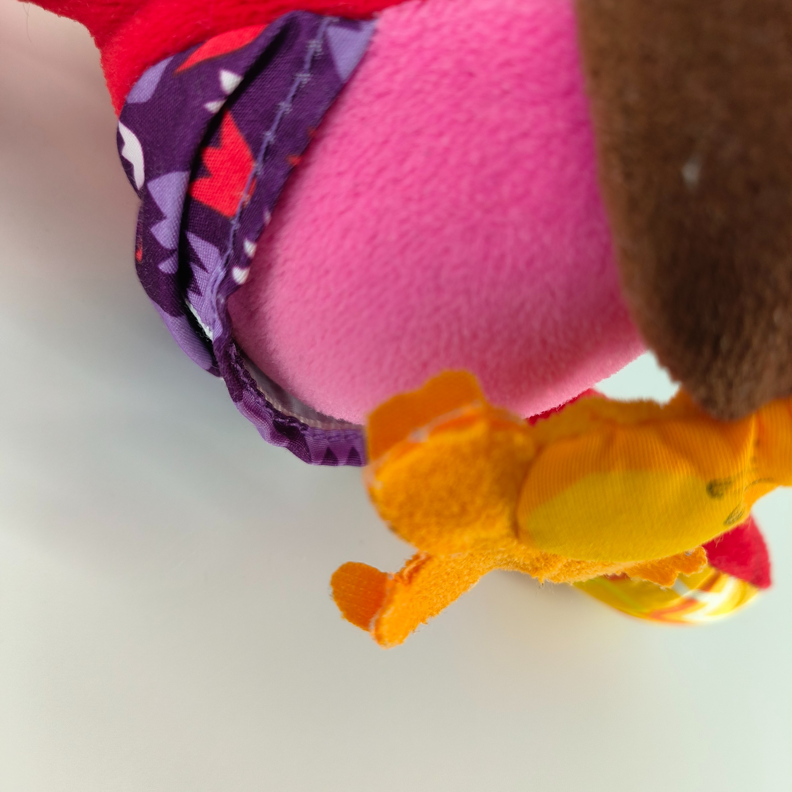 Voir photo 6 de Jouet d'éveil-Lot de deux peluches-Lamaze-Tomy- à partir de 6 mois Jouet d'éveil-Lot de deux peluches-Lamaze-Tomy- à partir de 6 mois Bon état reconditionné photo 6