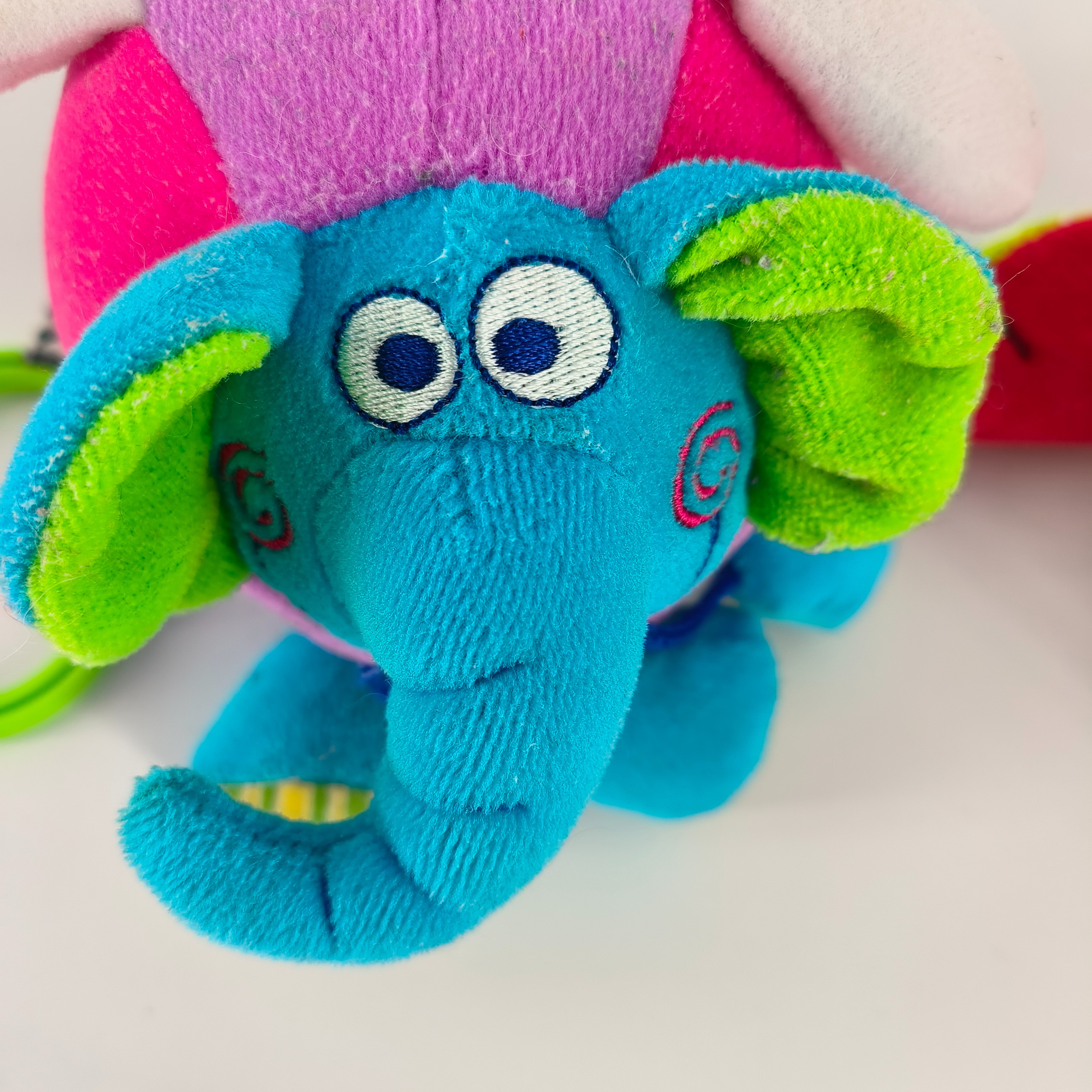 Voir photo 9 de Jouet d'éveil-Lot de deux peluches-Lamaze-Tomy- à partir de 6 mois Jouet d'éveil-Lot de deux peluches-Lamaze-Tomy- à partir de 6 mois Bon état reconditionné photo 9