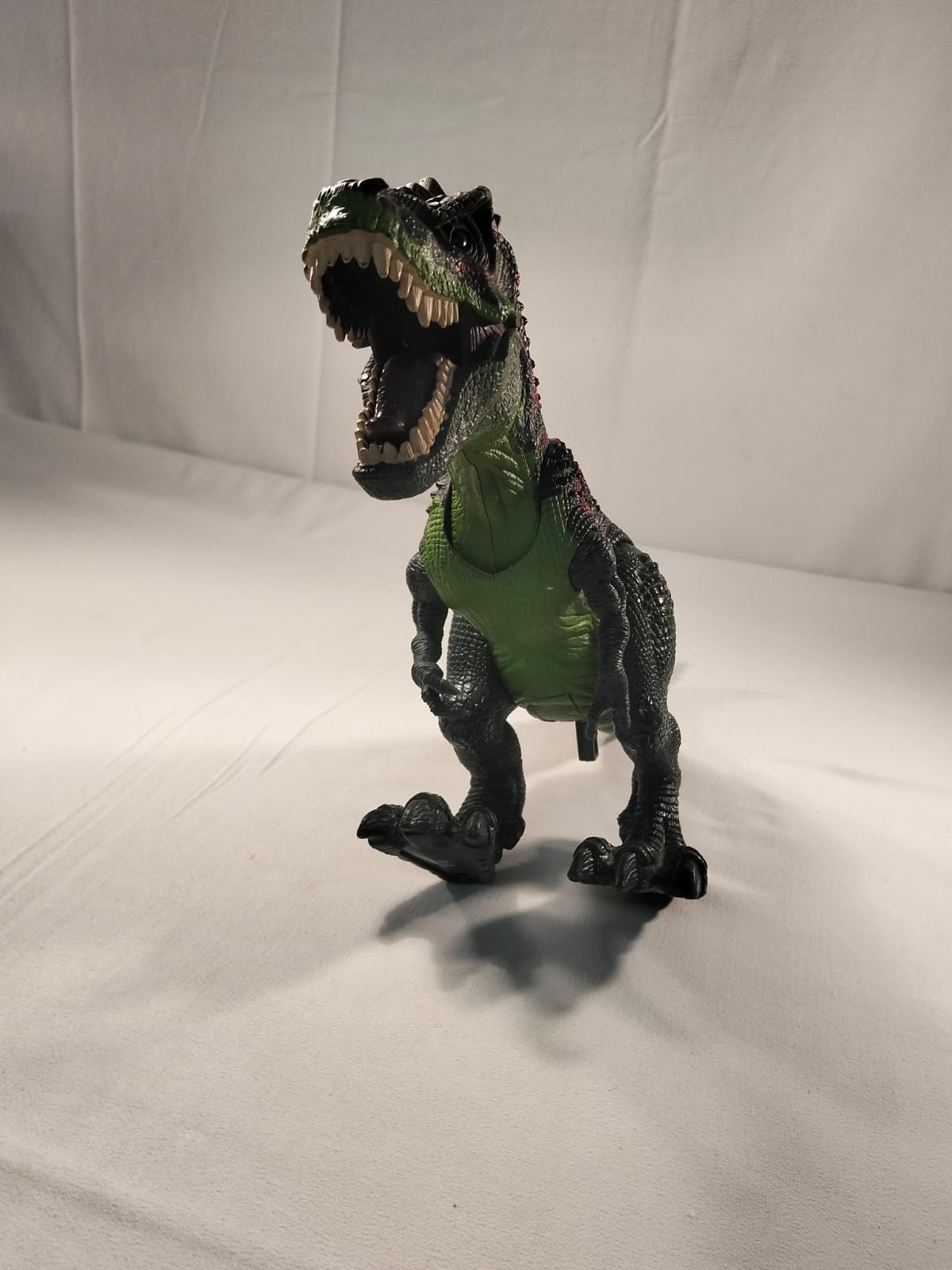 Jouet dinosaure de type T-Rex/Indominus Rex Bon état - 10,00 € Jouet dinosaure de type T-Rex/Indominus Rex Bon état reconditionné disponible sur Label Emmaüs
