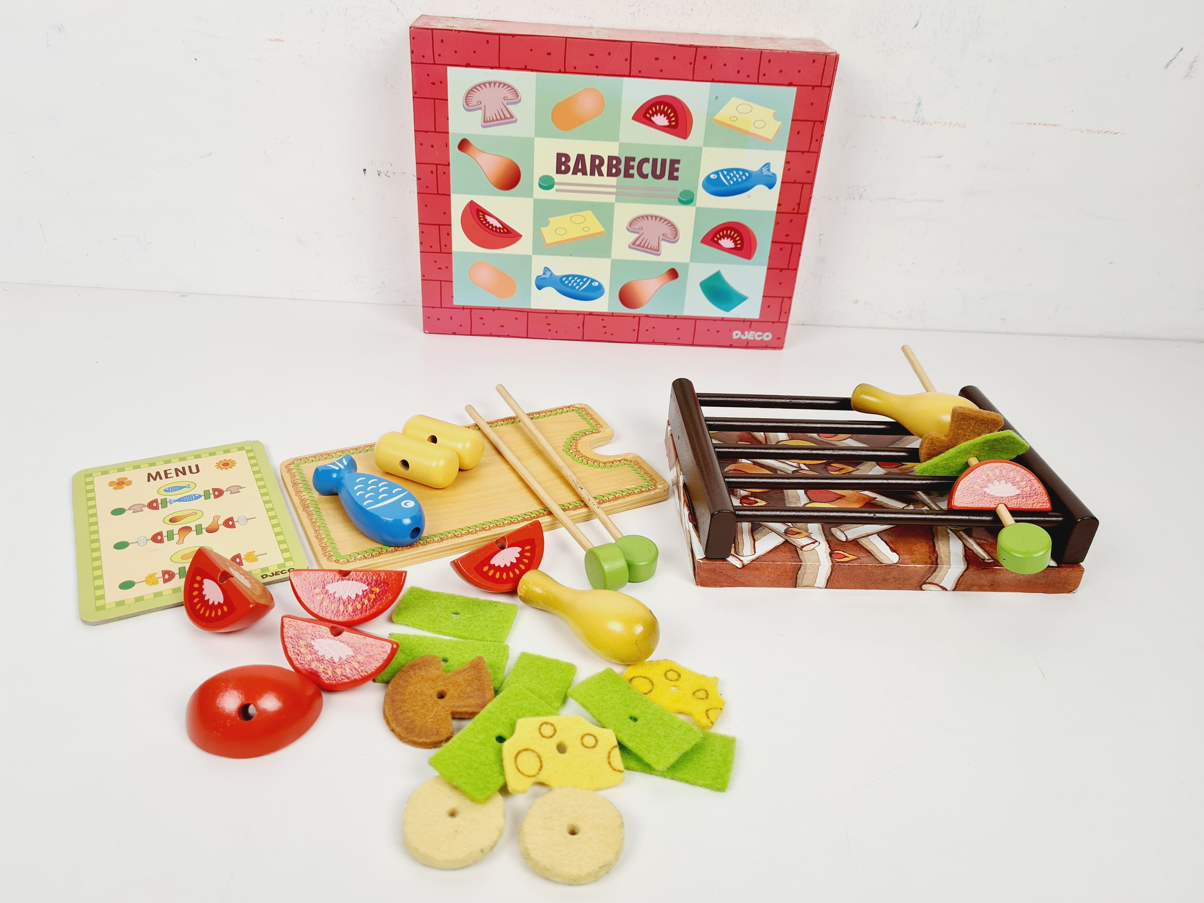 Voir photo 2 de Jouet en bois - Barbecue - jeux de cuisine brochette planche grill - Djeco - 3 ans + Jouet en bois - Barbecue - jeux de cuisine brochette planche grill - Djeco - 3 ans + Bon état reconditionné photo 2