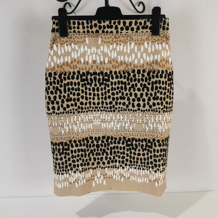Jupe à motifs - Un Jour Ailleurs - taille 38 Très bon état - 20,00 € Jupe à motifs - Un Jour Ailleurs - taille 38 Très bon état reconditionné disponible sur Label Emmaüs