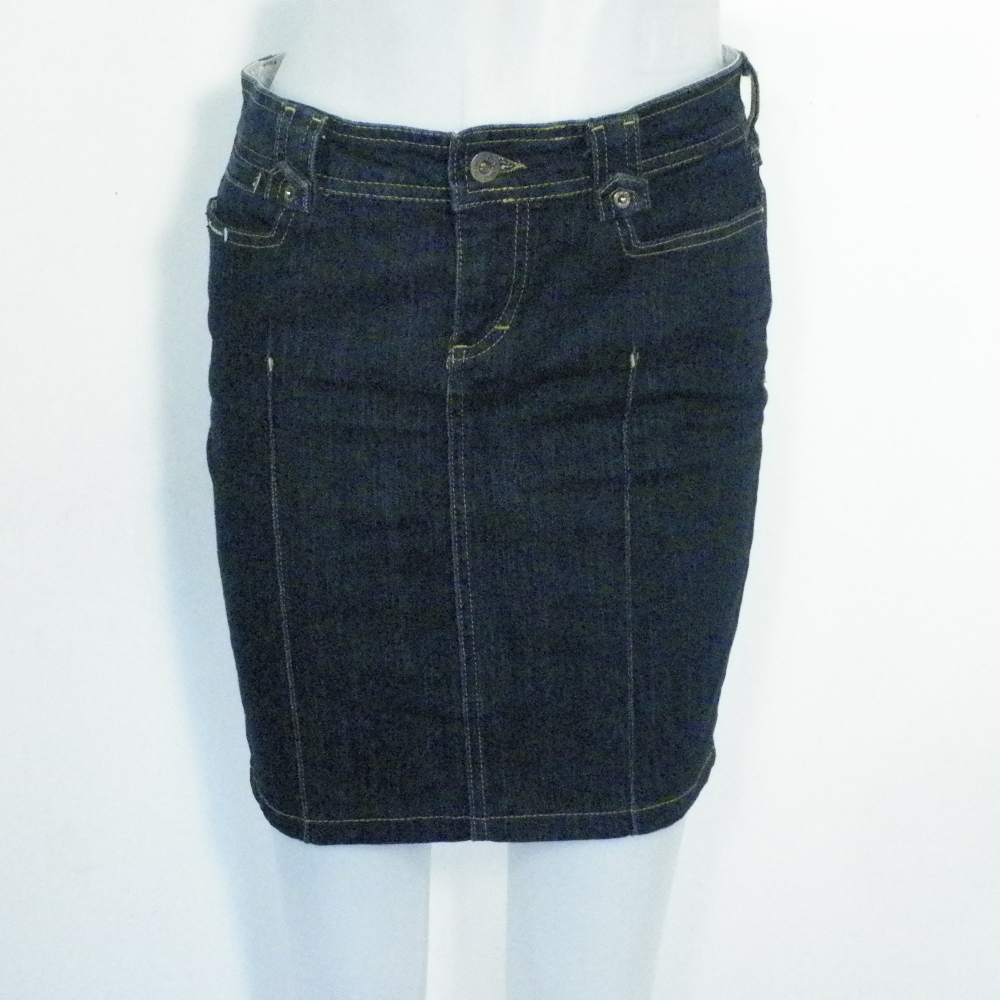Jupe Bleue Brut DOLCE & GABBANA Taille Estimée 38. Bon état - 18,00 € Jupe Bleue Brut DOLCE & GABBANA Taille Estimée 38. Bon état reconditionné disponible sur Label Emmaüs