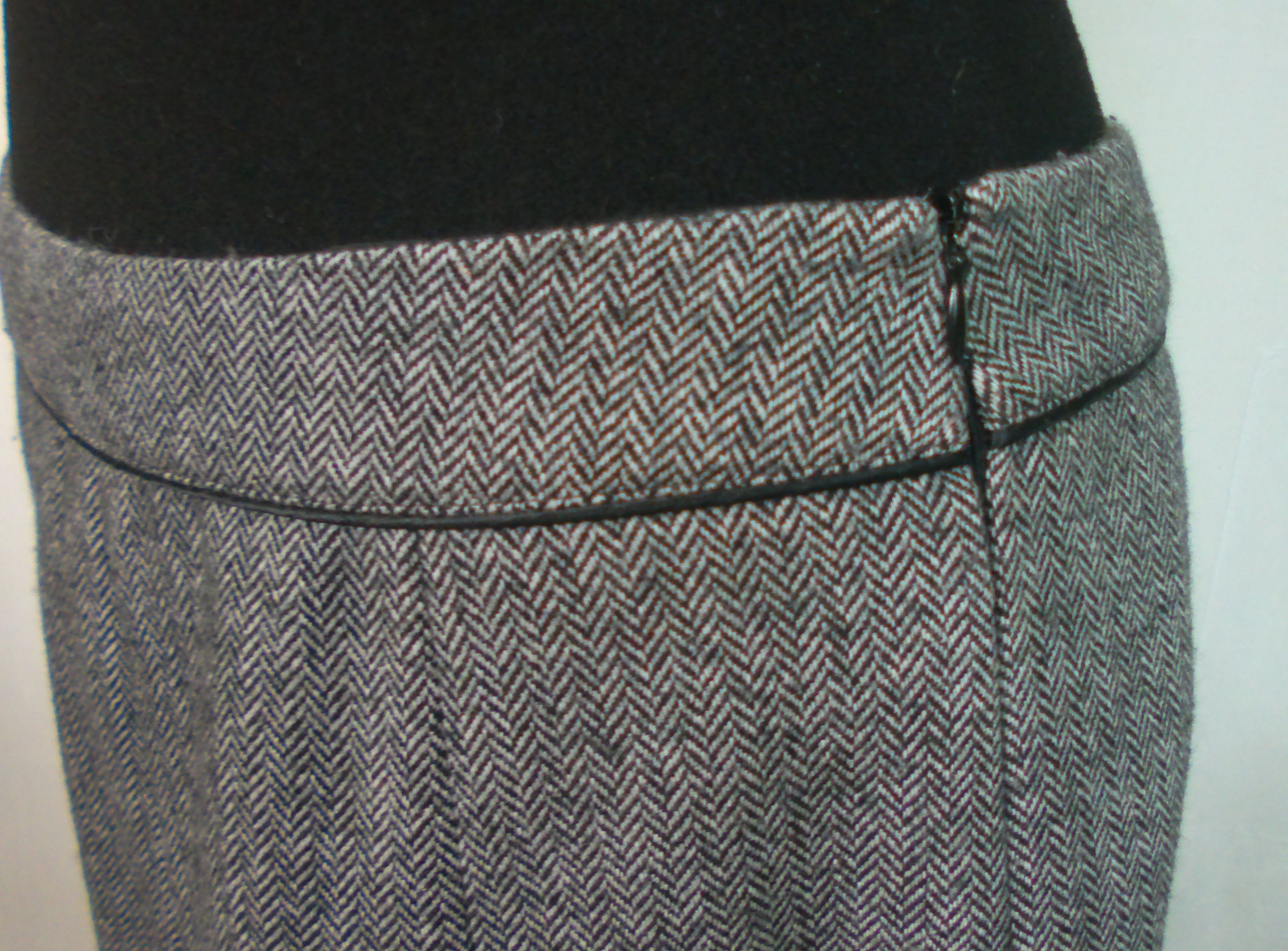 Voir photo 2 de Jupe BURTON, motifs vagues noires et blanches, taille 42 Jupe BURTON, motifs vagues noires et blanches, taille 42 Très bon état reconditionné photo 2