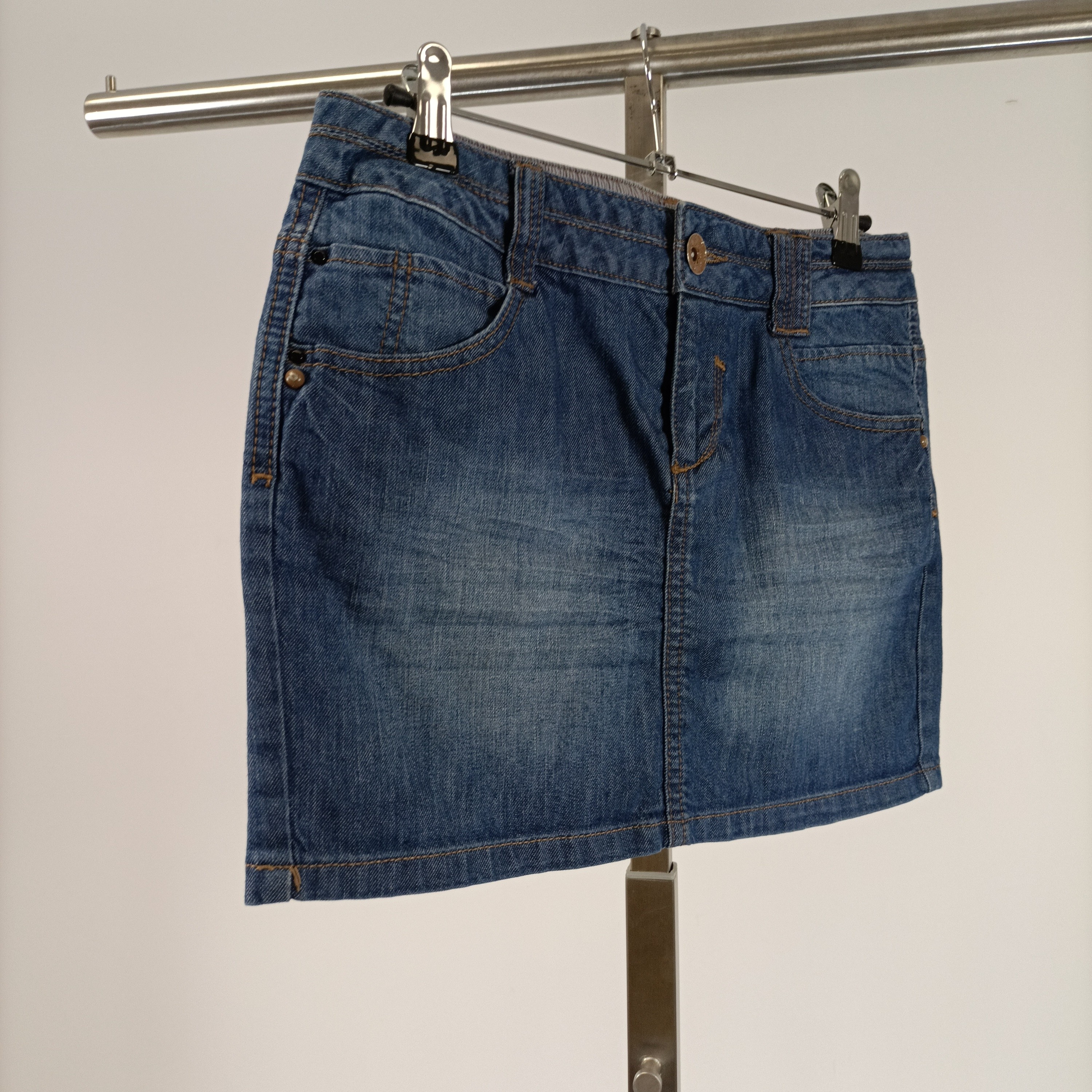 Voir photo 3 de Jupe courte en jean bleu Camaïeu coupe droite poches brodées taille 34 Jupe courte en jean bleu Camaïeu coupe droite poches brodées taille 34 Très bon état reconditionné photo 3