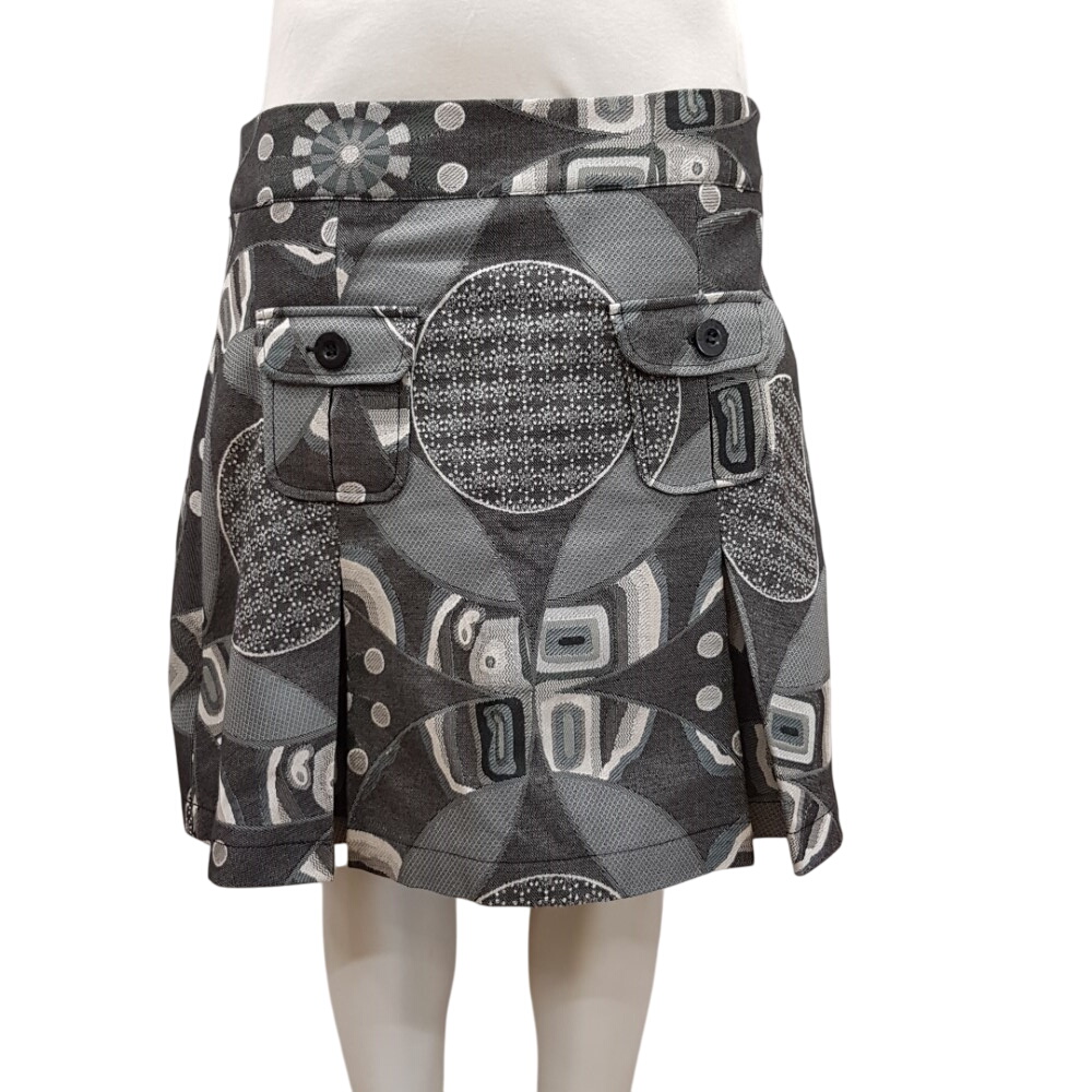 Acheter Jupe courte grise imprimée - DESIGUAL - Taille 44 Très bon état - 11,50 € Jupe courte grise imprimée - DESIGUAL - Taille 44 Très bon état reconditionné disponible sur Label Emmaüs