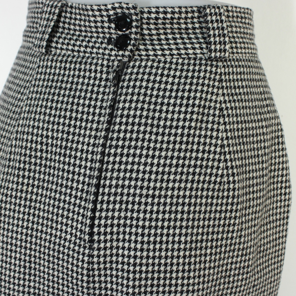 Voir photo 5 de Jupe Courte Noir/ Blanc Taille Estimé 36 Jupe Courte Noir/ Blanc Taille Estimé 36 Bon état reconditionné photo 5