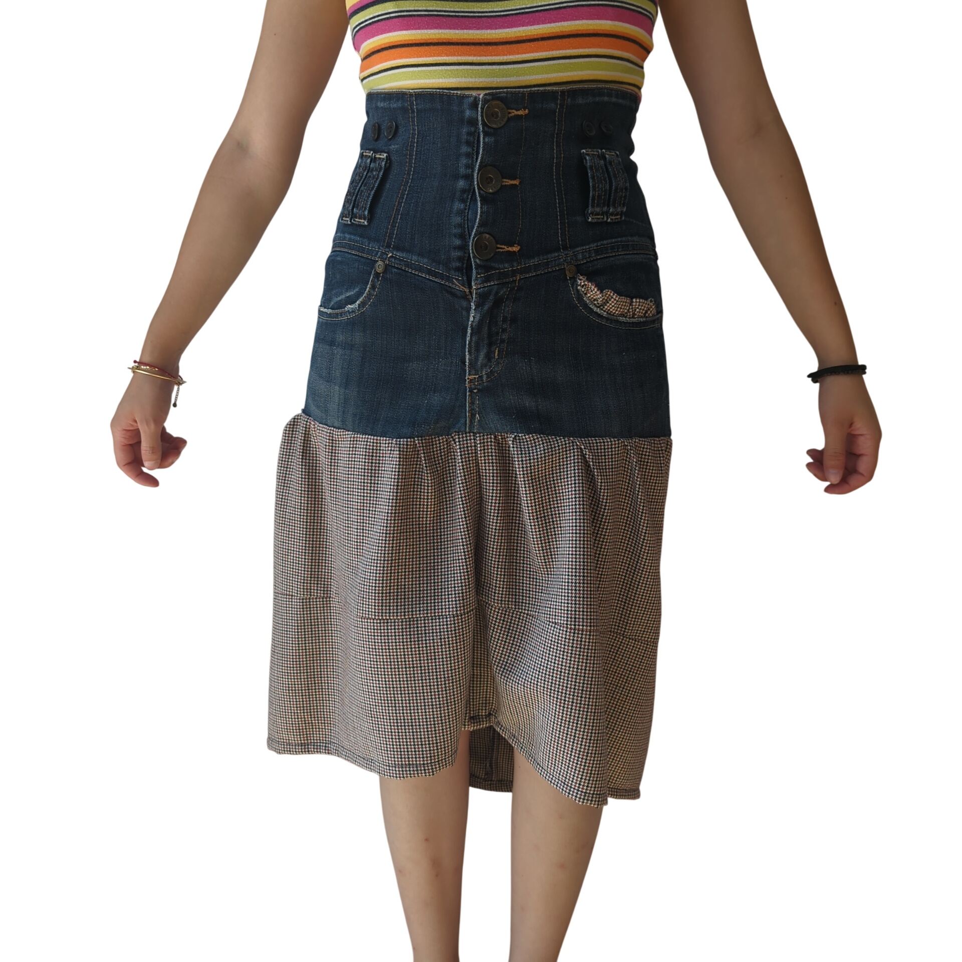 Jupe de Créatrice - Collection Upcyclée CartouCirc Parfait état - 49,00 € Jupe de Créatrice - Collection Upcyclée CartouCirc Parfait état reconditionné disponible sur Label Emmaüs
