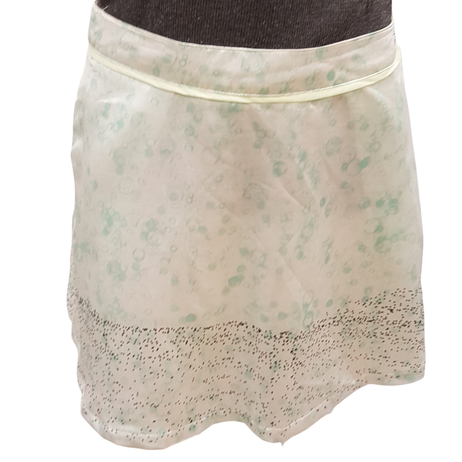 Acheter Jupe de fêtes imprimée petites bulles - KARL LAGERFELD - 8 ans Parfait état - 10,00 € Jupe de fêtes imprimée petites bulles - KARL LAGERFELD - 8 ans Parfait état reconditionné disponible sur Label Emmaüs