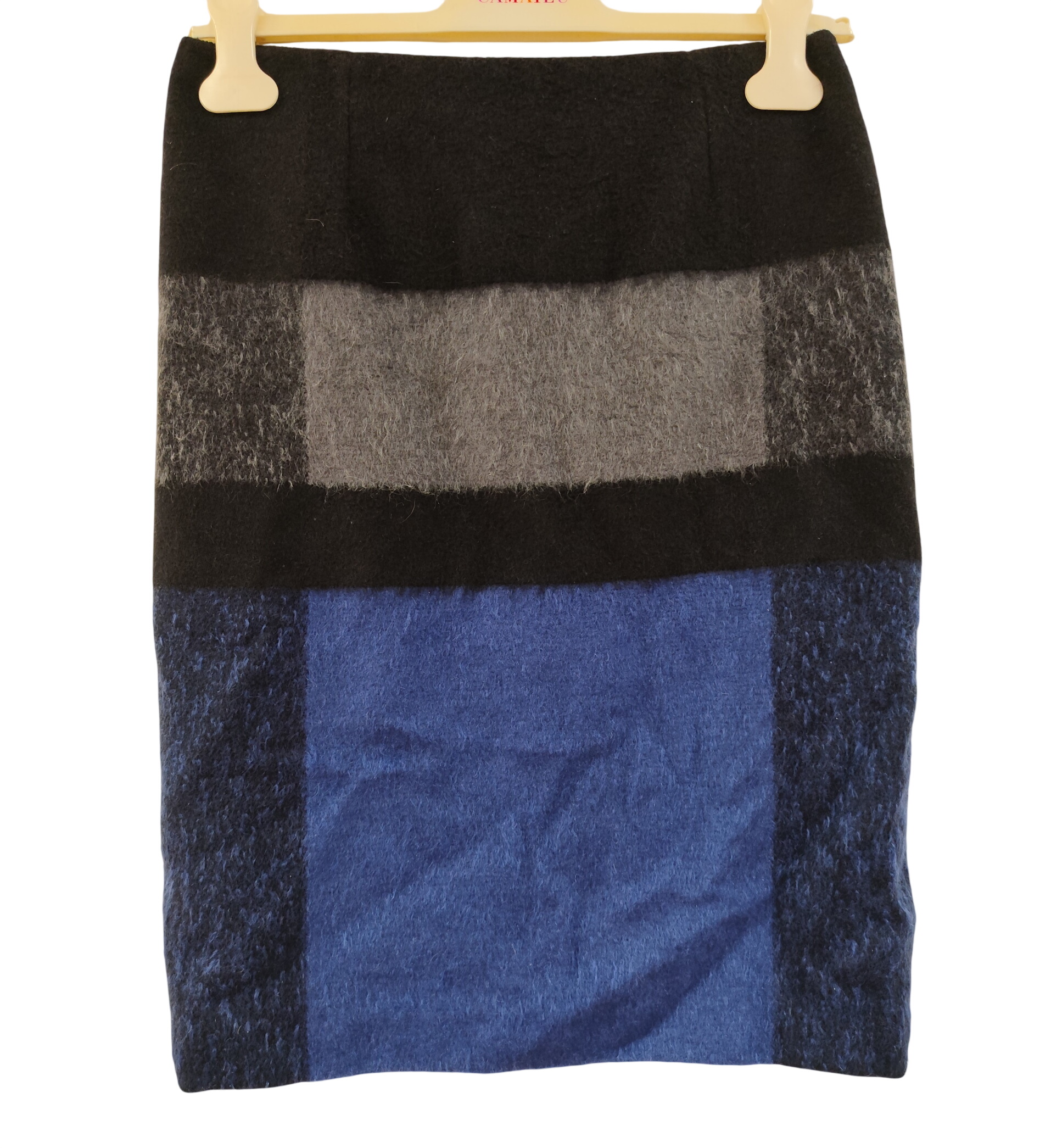 Jupe droite "coupe crayon" : laine vierge/mohair - taille 36 Très bon état - 45,00 € Jupe droite "coupe crayon" : laine vierge/mohair - taille 36 Très bon état reconditionné disponible sur Label Emmaüs