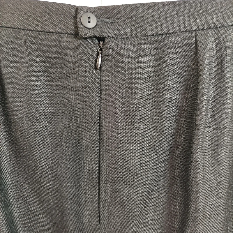 Voir photo 5 de Jupe droite grise classique Ted Lapidus taille 42 laine & polyester Jupe droite grise classique Ted Lapidus taille 42 laine & polyester Très bon état reconditionné photo 5
