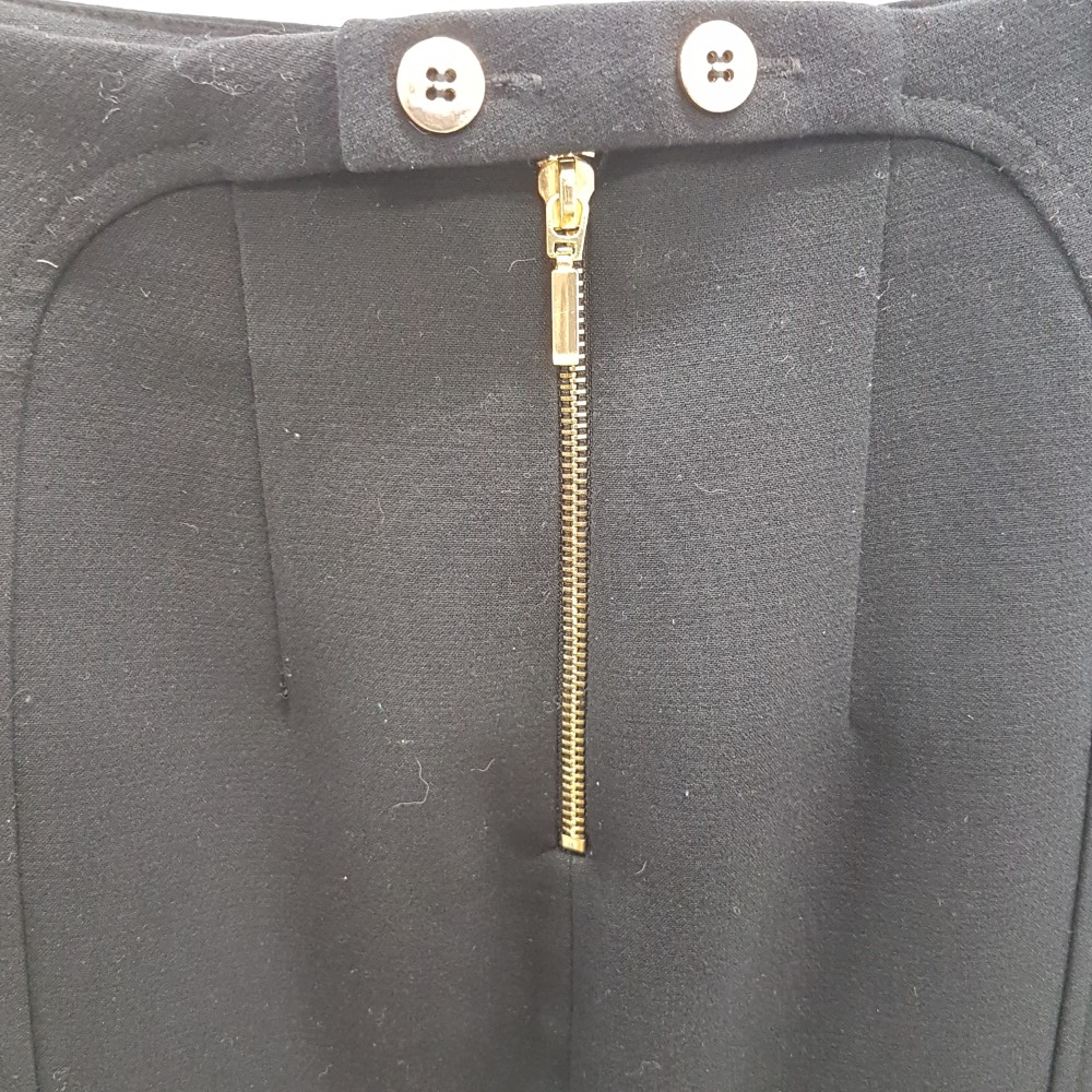 Voir photo 4 de Jupe droite noire forme un peu crayon - ZARA - Taille M Jupe droite noire forme un peu crayon - ZARA - Taille M Très bon état reconditionné photo 4