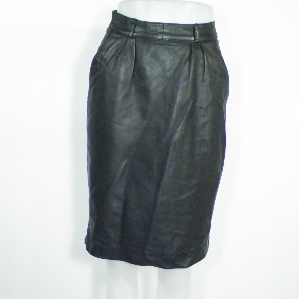Jupe en Cuir Noire Taille Estimée 36. Bon état - 18,00 € Jupe en Cuir Noire Taille Estimée 36. Bon état reconditionné disponible sur Label Emmaüs