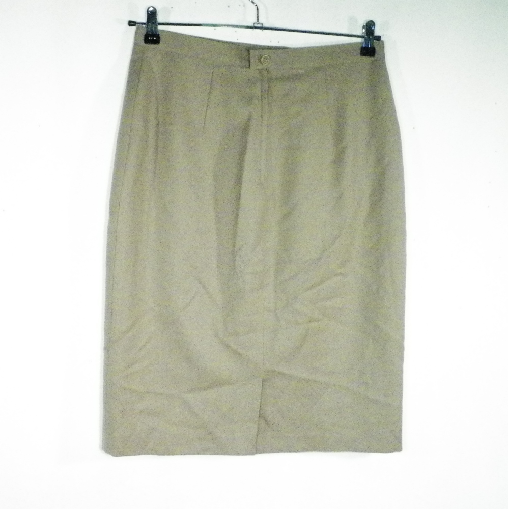 Acheter Jupe Femme Vintage Beige GERARD DAREL Taille Estimée 40. Bon état - 11,50 € Jupe Femme Vintage Beige GERARD DAREL Taille Estimée 40. Bon état reconditionné disponible sur Label Emmaüs