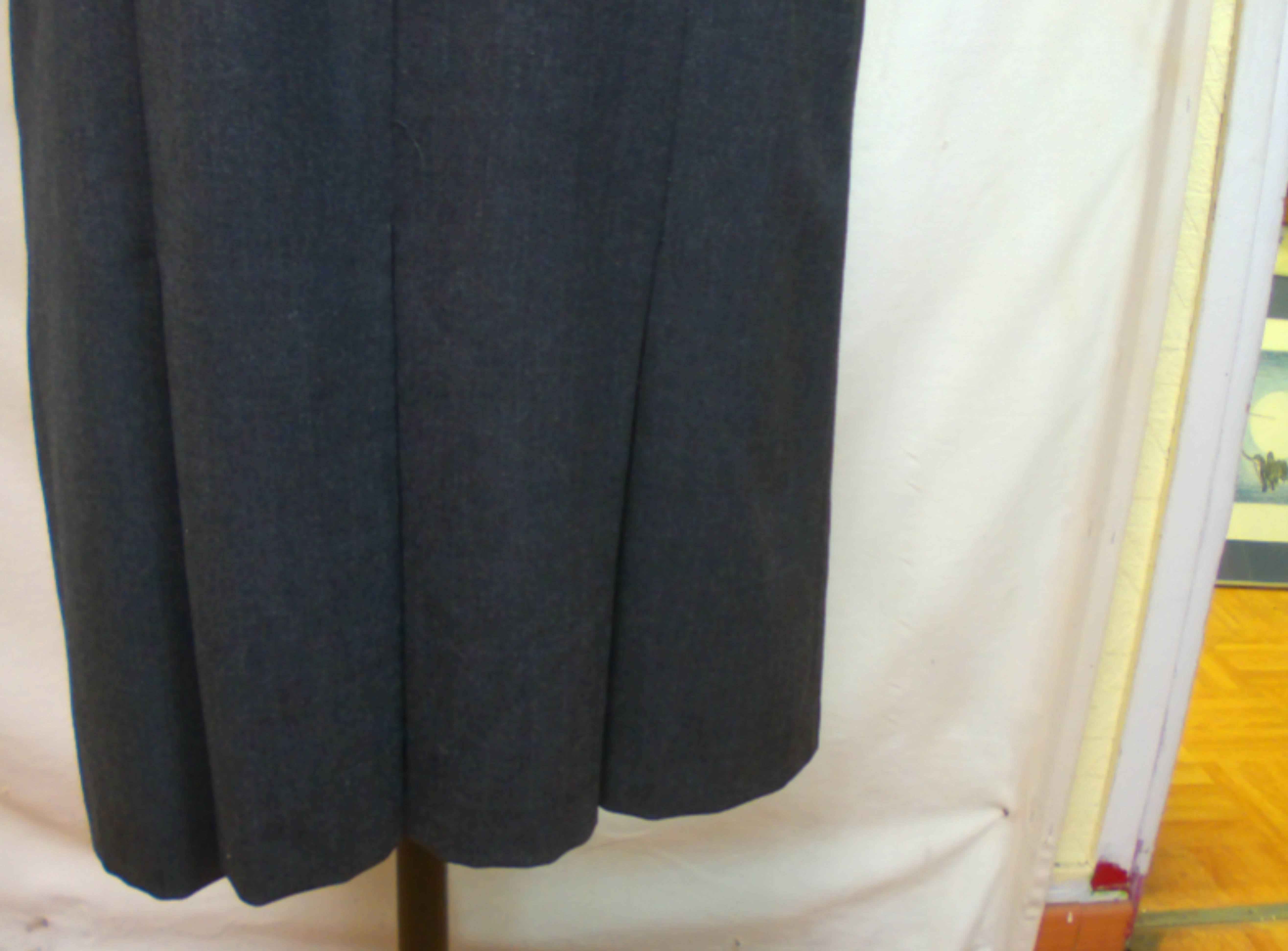 Voir photo 8 de Jupe FRANCE RIVOIRE, gris foncé à plis, taille 40 Jupe FRANCE RIVOIRE, gris foncé à plis, taille 40 Très bon état reconditionné photo 8