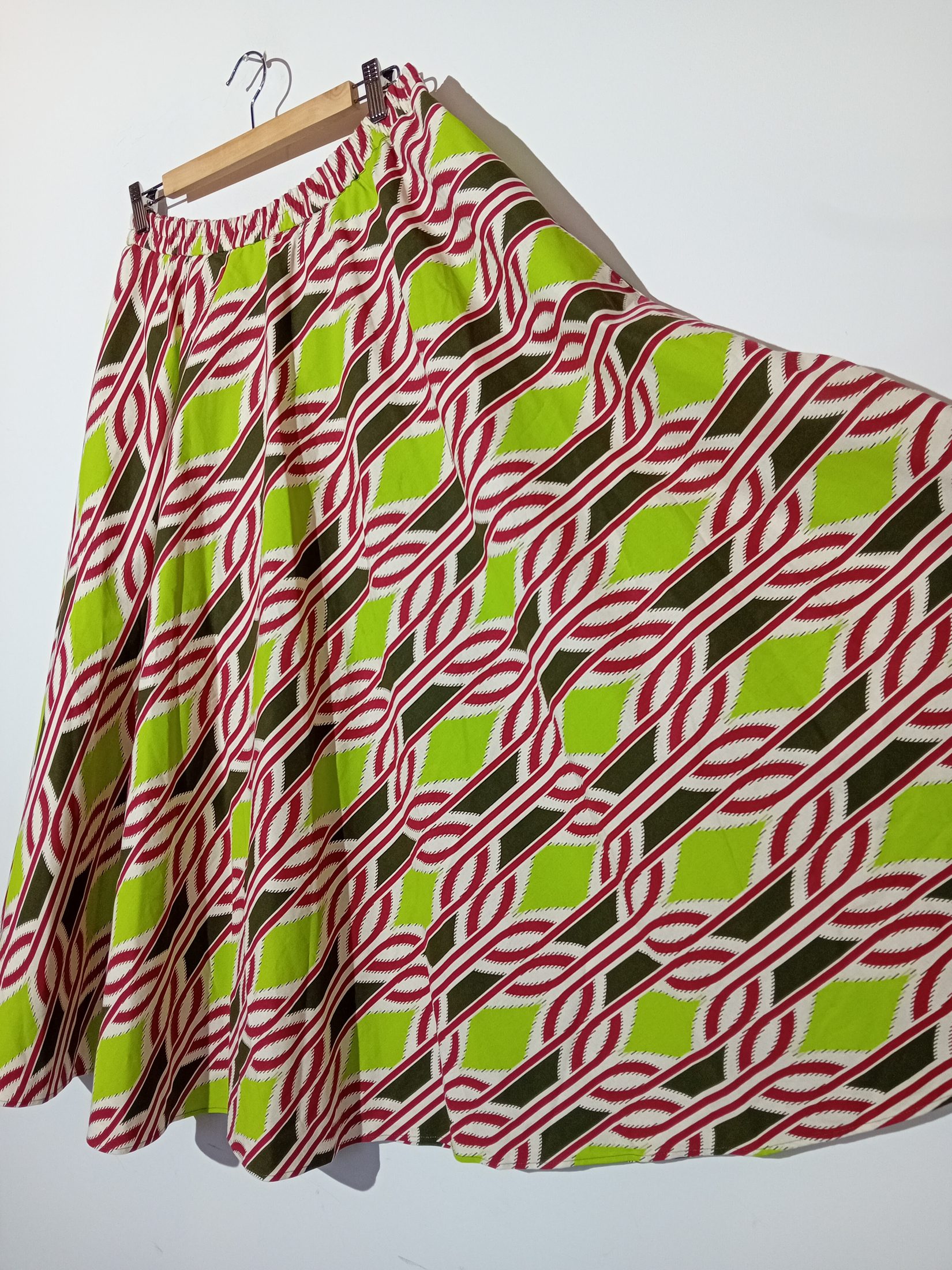Voir photo 3 de Jupe Longue Évasée Niu À Motifs Géométriques L (T5997) Jupe Longue Évasée Niu À Motifs Géométriques L (T5997) Parfait état reconditionné photo 3