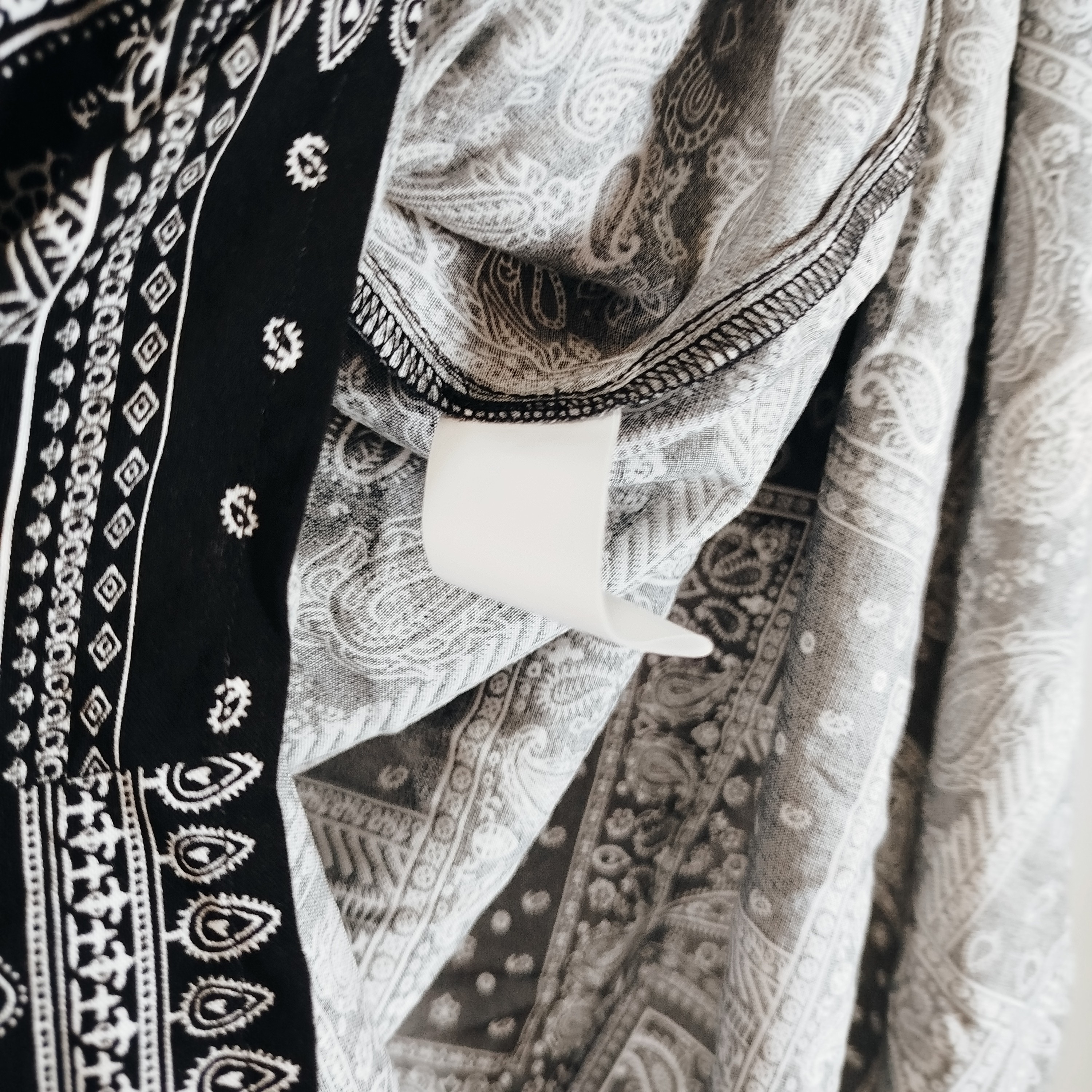 Voir photo 2 de Jupe longue noire et blanche motif cachemire boutonnée taille 42 Grain de Malice A3867 Jupe longue noire et blanche motif cachemire boutonnée taille 42 Grain de Malice A3867 Parfait état reconditionné photo 2