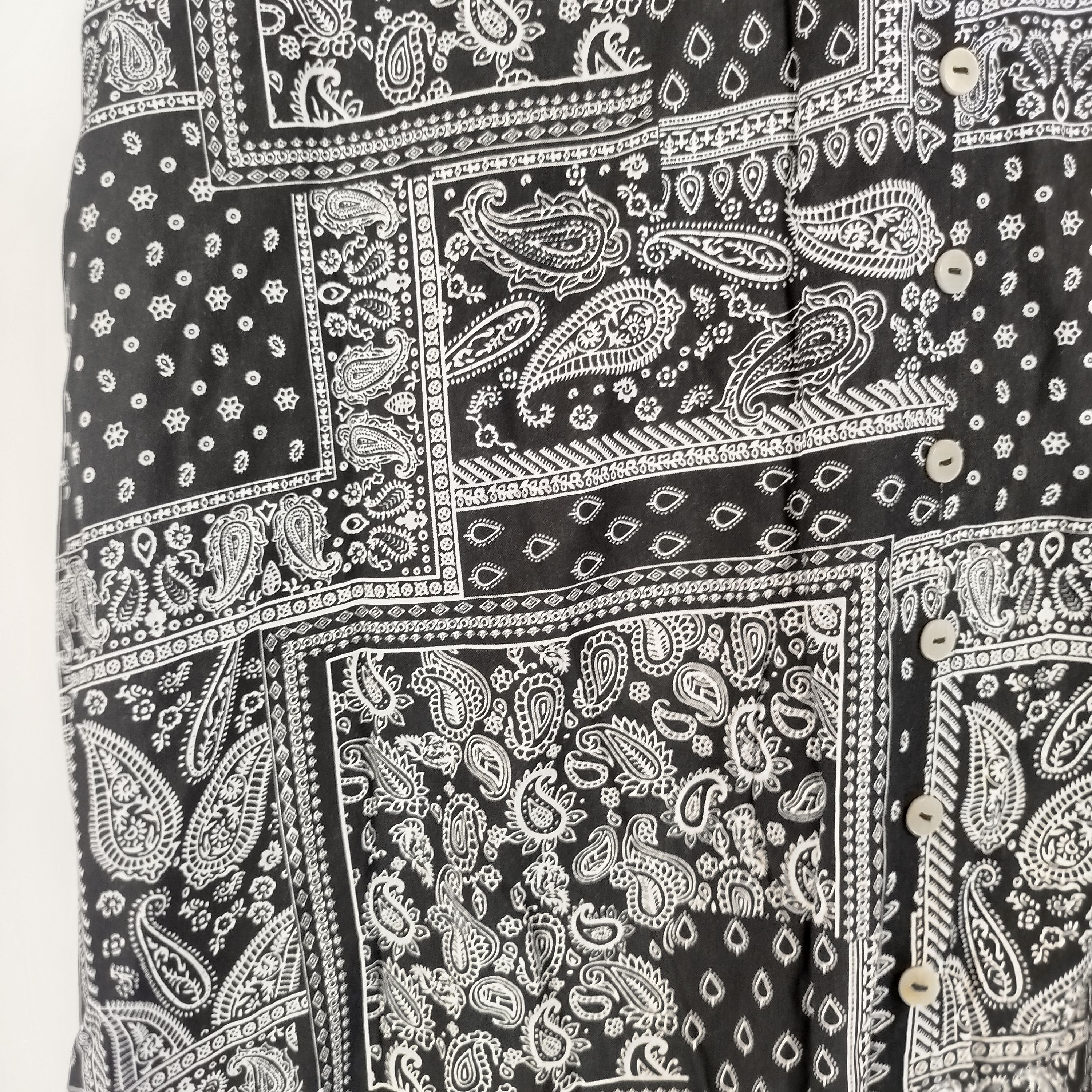 Voir photo 5 de Jupe longue noire et blanche motif cachemire boutonnée taille 42 Grain de Malice A3867 Jupe longue noire et blanche motif cachemire boutonnée taille 42 Grain de Malice A3867 Parfait état reconditionné photo 5