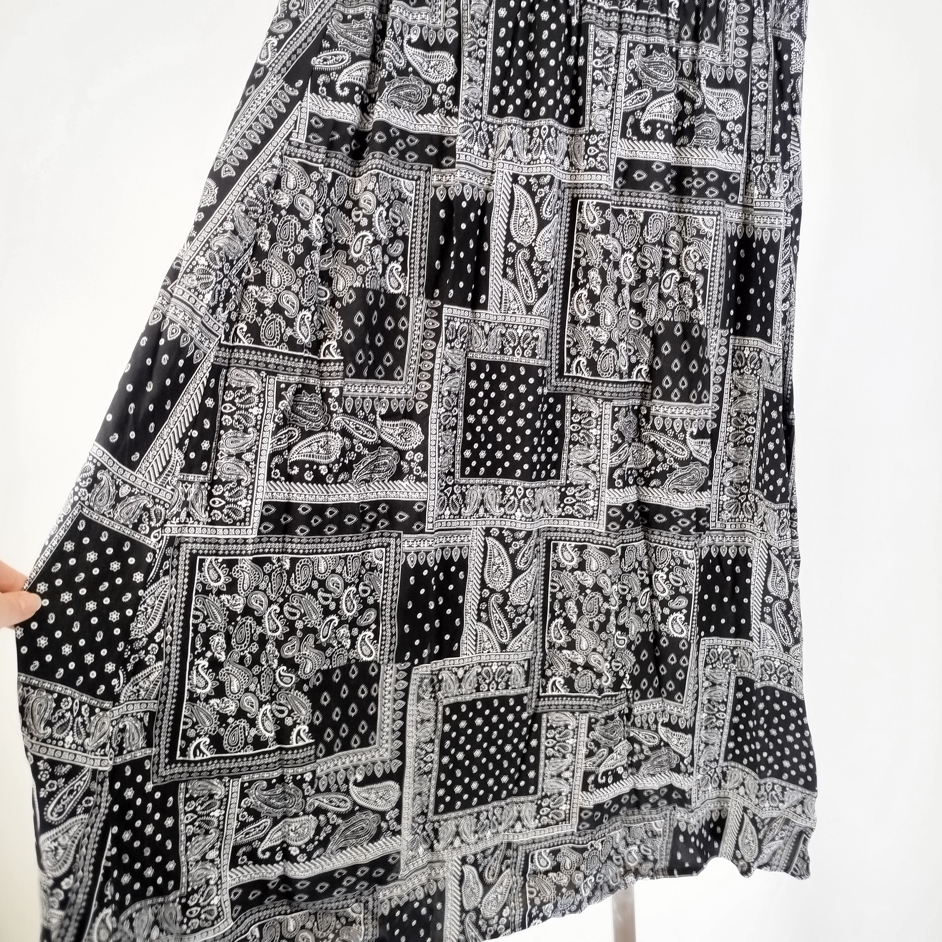 Voir photo 9 de Jupe longue noire et blanche motif cachemire boutonnée taille 42 Grain de Malice A3867 Jupe longue noire et blanche motif cachemire boutonnée taille 42 Grain de Malice A3867 Parfait état reconditionné photo 9