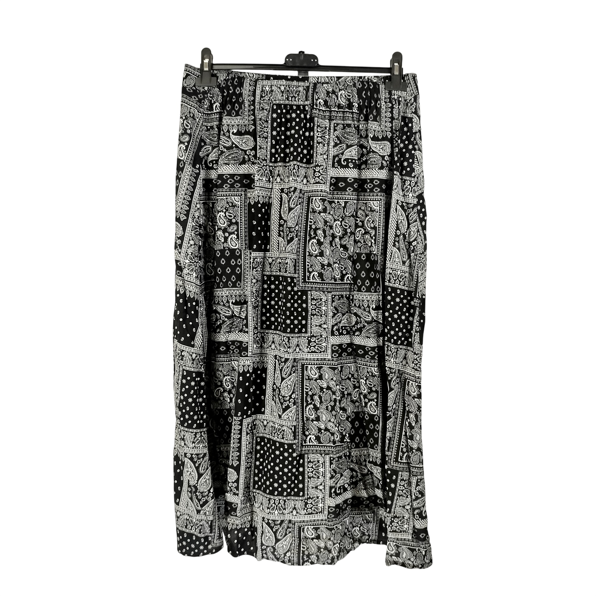Acheter Jupe longue noire et blanche motif cachemire boutonnée taille 42 Grain de Malice A3867 Parfait état - 15,00 € Jupe longue noire et blanche motif cachemire boutonnée taille 42 Grain de Malice A3867 Parfait état reconditionné disponible sur Label Emmaüs