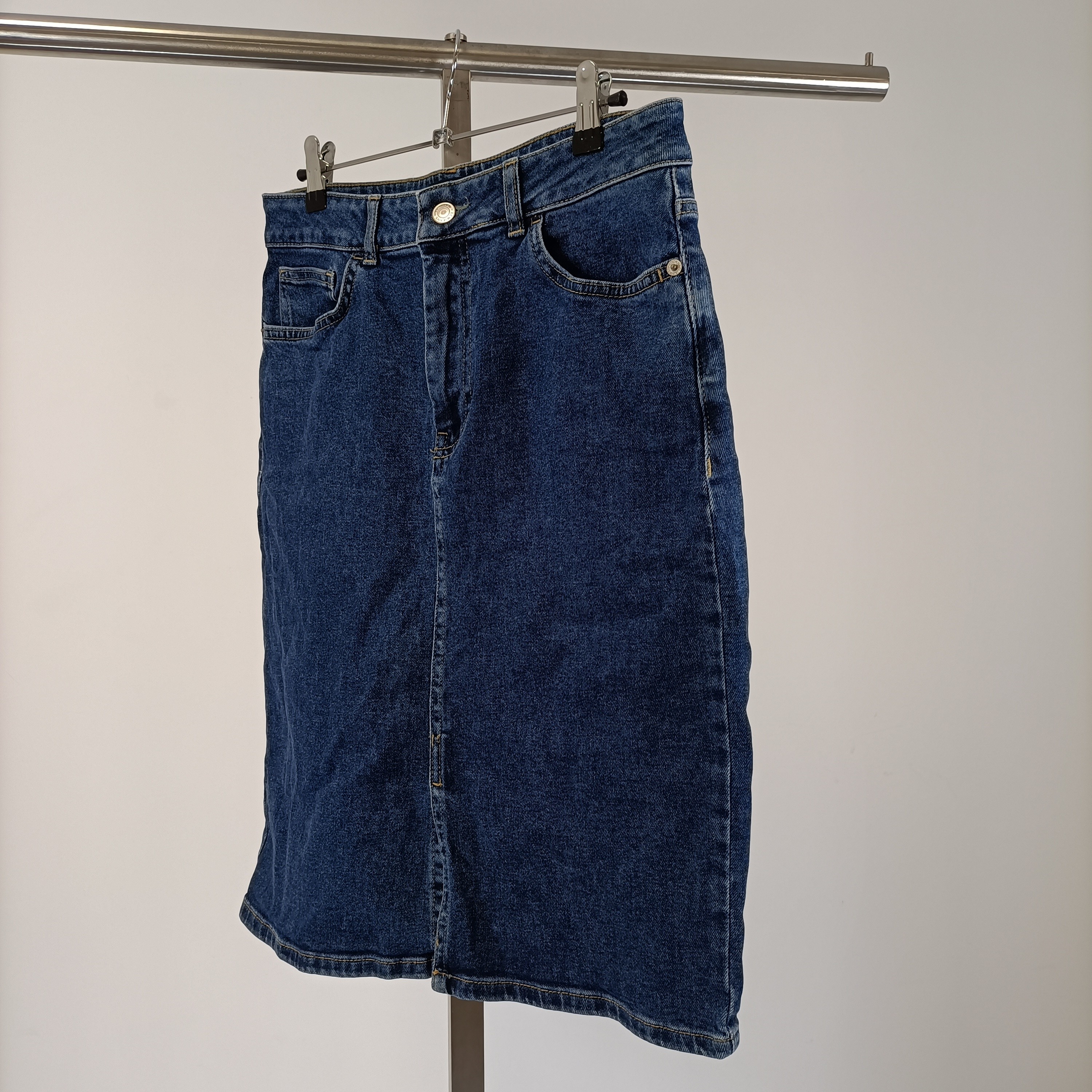Voir photo 5 de Jupe midi en jean bleu T.W.EANS coupe droite fendue taille 38 Jupe midi en jean bleu T.W.EANS coupe droite fendue taille 38 Très bon état reconditionné photo 5