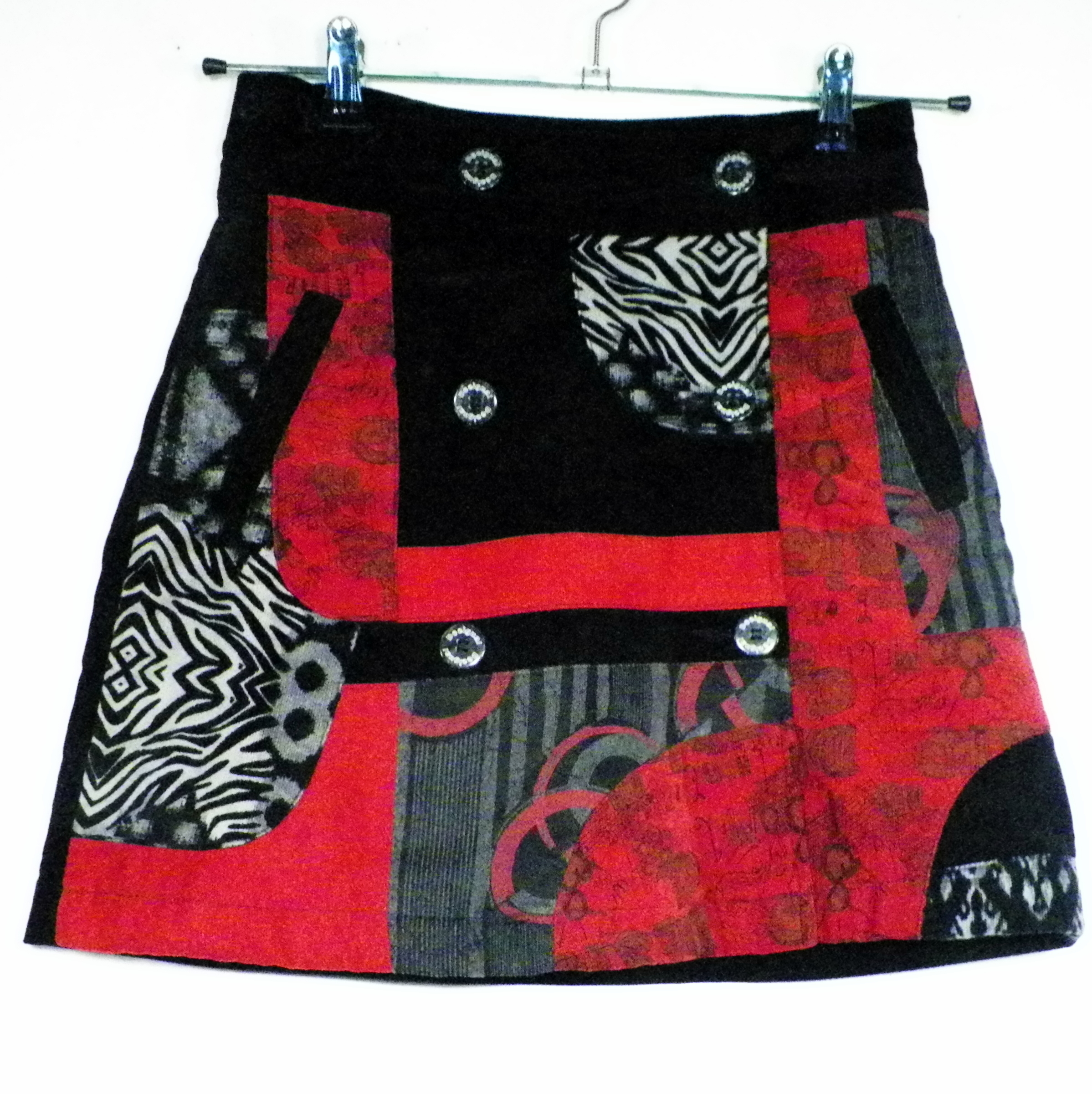 Acheter Jupe Noire DESIGUAL Taille 34 Bon état - 10,50 € Jupe Noire DESIGUAL Taille 34 Bon état reconditionné disponible sur Label Emmaüs
