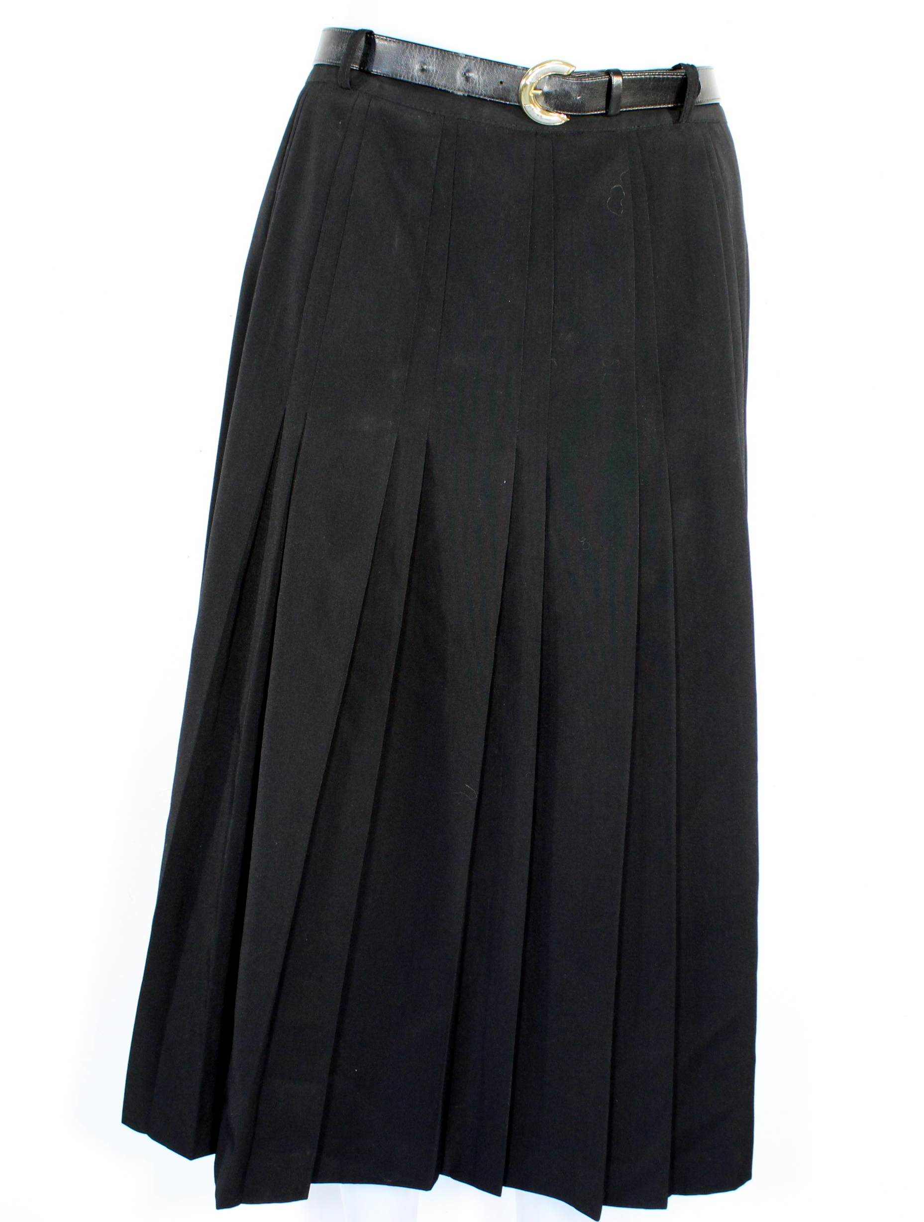Acheter Jupe Noire Vintage Taille Estimé 42 Bon état - 11,50 € Jupe Noire Vintage Taille Estimé 42 Bon état reconditionné disponible sur Label Emmaüs