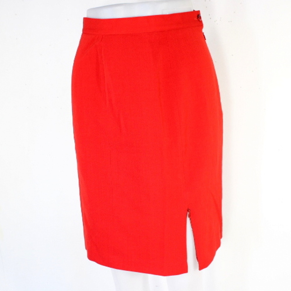 Acheter Jupe Rouge Vintage QUATTRO Taille 38 Bon état - 11,50 € Jupe Rouge Vintage QUATTRO Taille 38 Bon état reconditionné disponible sur Label Emmaüs