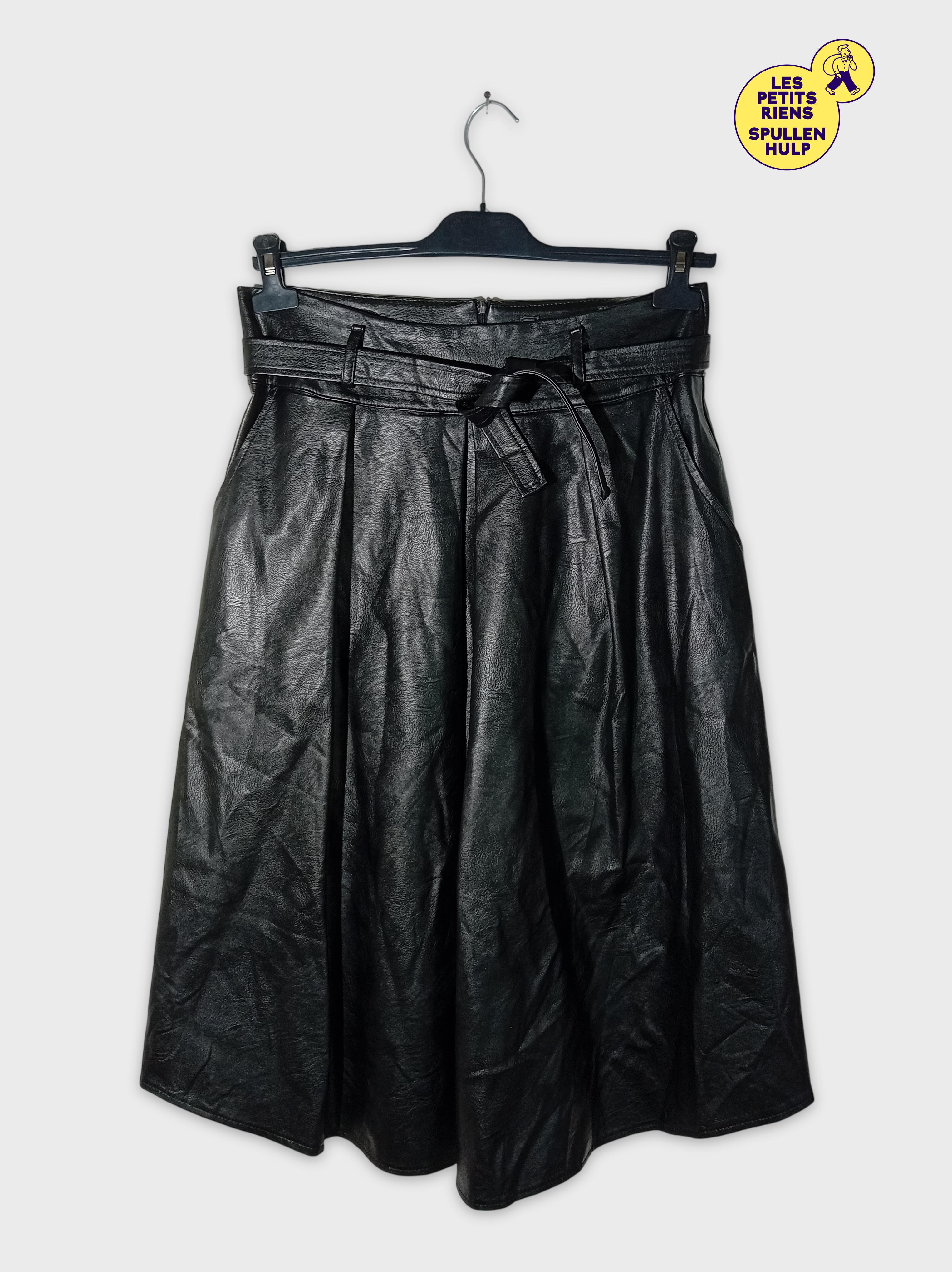 Acheter Jupe Similicuir Noire Ceinture Xl (T3655) Très bon état - 10,00 € Jupe Similicuir Noire Ceinture Xl (T3655) Très bon état reconditionné disponible sur Label Emmaüs