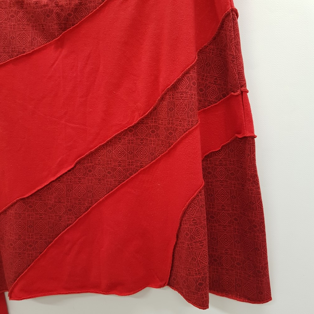 Voir photo 3 de Jupe trapèze asymétrique rouge imprimée ton sur ton - COLINE - Taille L Jupe trapèze asymétrique rouge imprimée ton sur ton - COLINE - Taille L Très bon état reconditionné photo 3