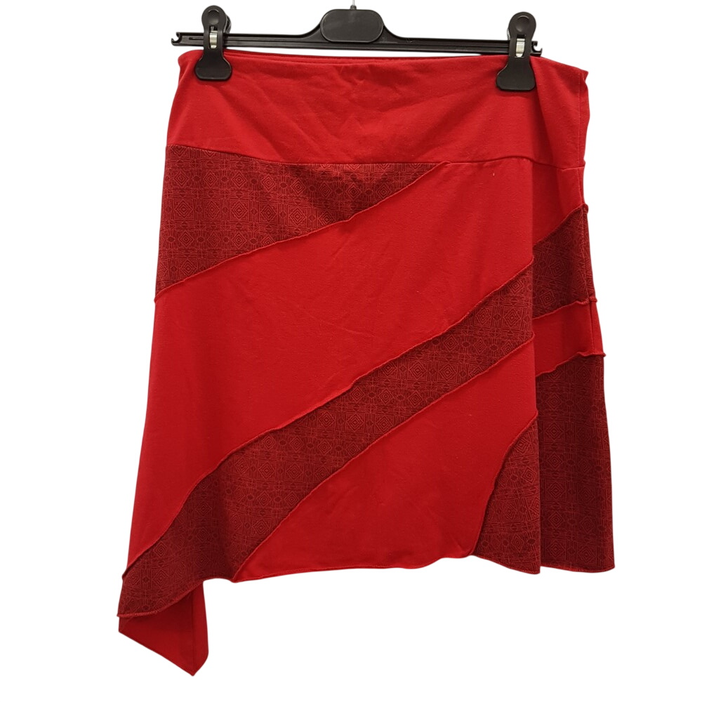 Jupe trapèze asymétrique rouge imprimée ton sur ton - COLINE - Taille L Très bon état - 10,00 € Jupe trapèze asymétrique rouge imprimée ton sur ton - COLINE - Taille L Très bon état reconditionné disponible sur Label Emmaüs