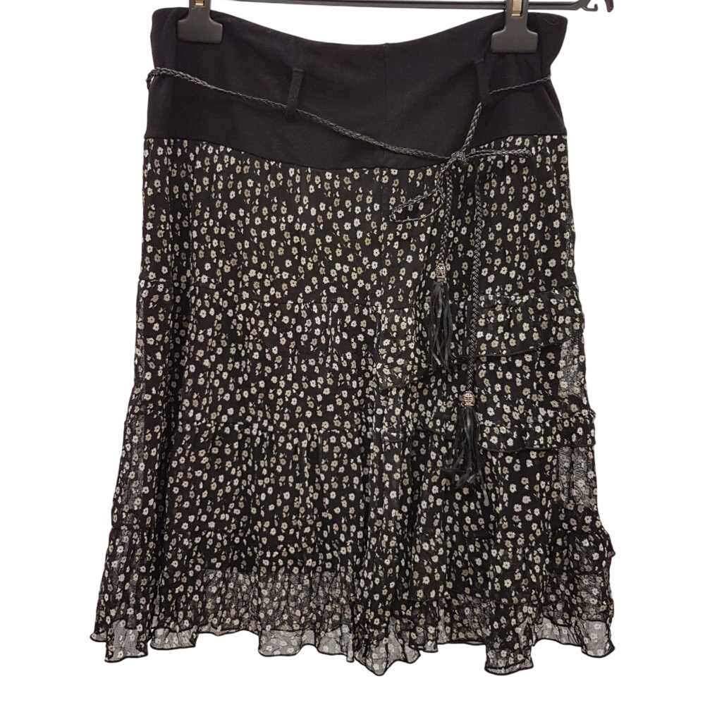 Acheter Jupe trapèze noire à petites fleurs blanches - JOFRATI - Taille 40 Très bon état - 11,00 € Jupe trapèze noire à petites fleurs blanches - JOFRATI - Taille 40 Très bon état reconditionné disponible sur Label Emmaüs