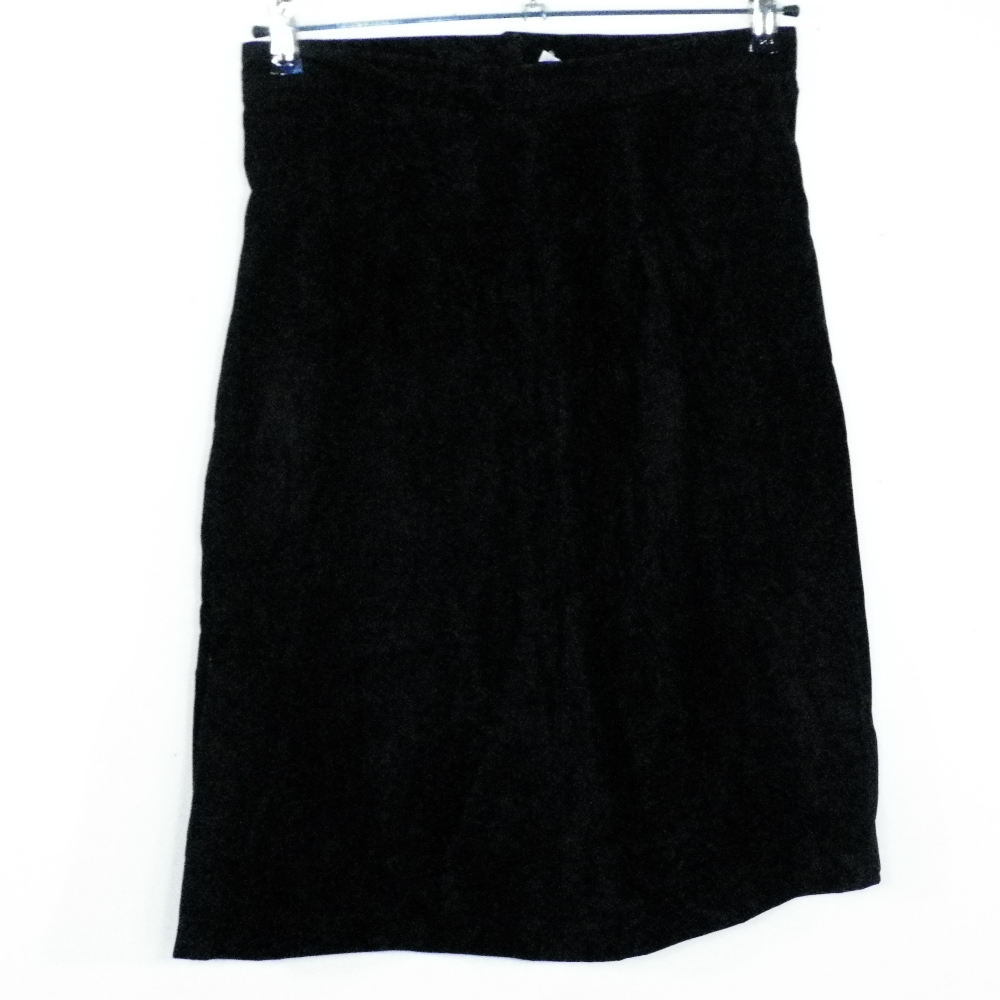 Jupe Vintage Noir Taille Estimée 38. Bon état - 12,00 € Jupe Vintage Noir Taille Estimée 38. Bon état reconditionné disponible sur Label Emmaüs