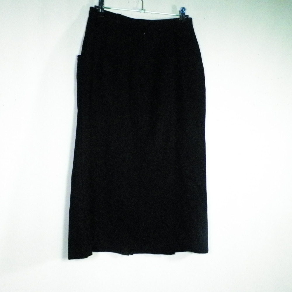 Jupe Vintage Noire Taille Estimée 34. Bon état - 11,50 € Jupe Vintage Noire Taille Estimée 34. Bon état reconditionné disponible sur Label Emmaüs