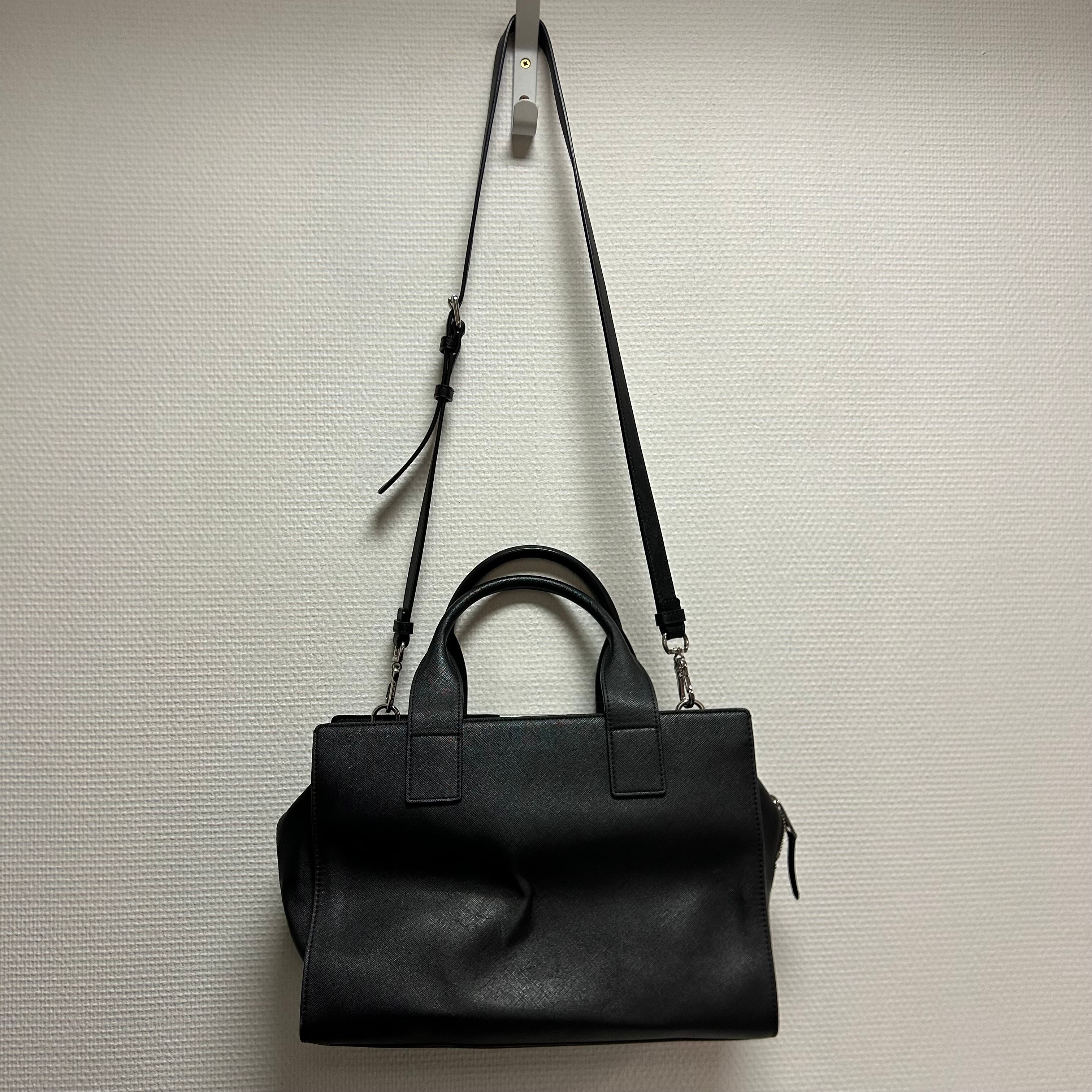 Voir photo 2 de Karl Lagerfeld - Sac à main - Cuir noir Karl Lagerfeld - Sac à main - Cuir noir Très bon état reconditionné photo 2
