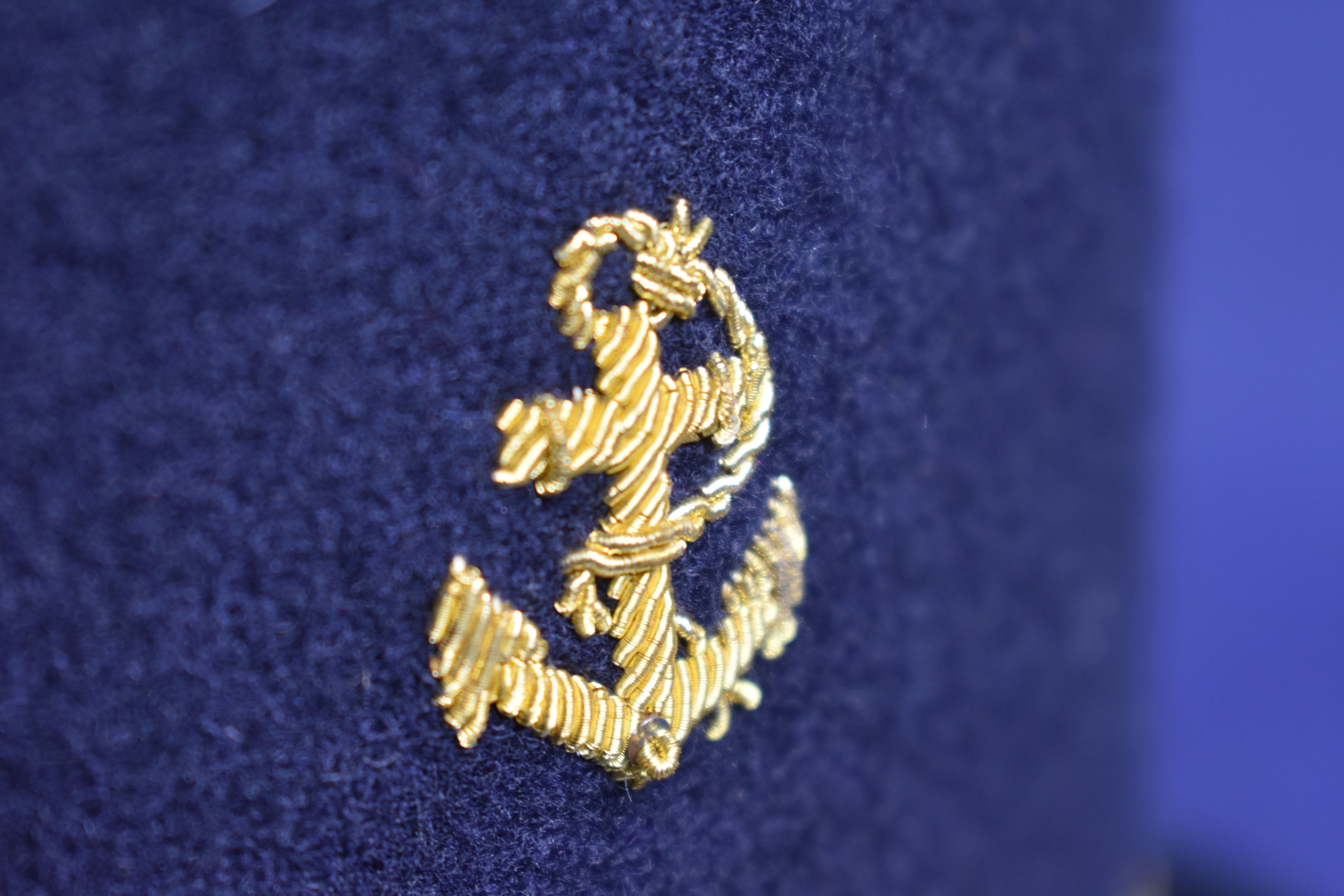 Voir photo 10 de KÉPI contemporain, grade d'Aspirant, Officier d'Infanterie de MARINE, armée Française, Bandeau bleu marine brodé de l'ancre, boutons OR, Longueur 25, hauteur 10.5 cm. KÉPI contemporain, grade d'Aspirant, Officier d'Infanterie de MARINE, armée Française, Bandeau bleu marine brodé de l'ancre, boutons OR, Longueur 25, hauteur 10.5 cm. reconditionné photo 10