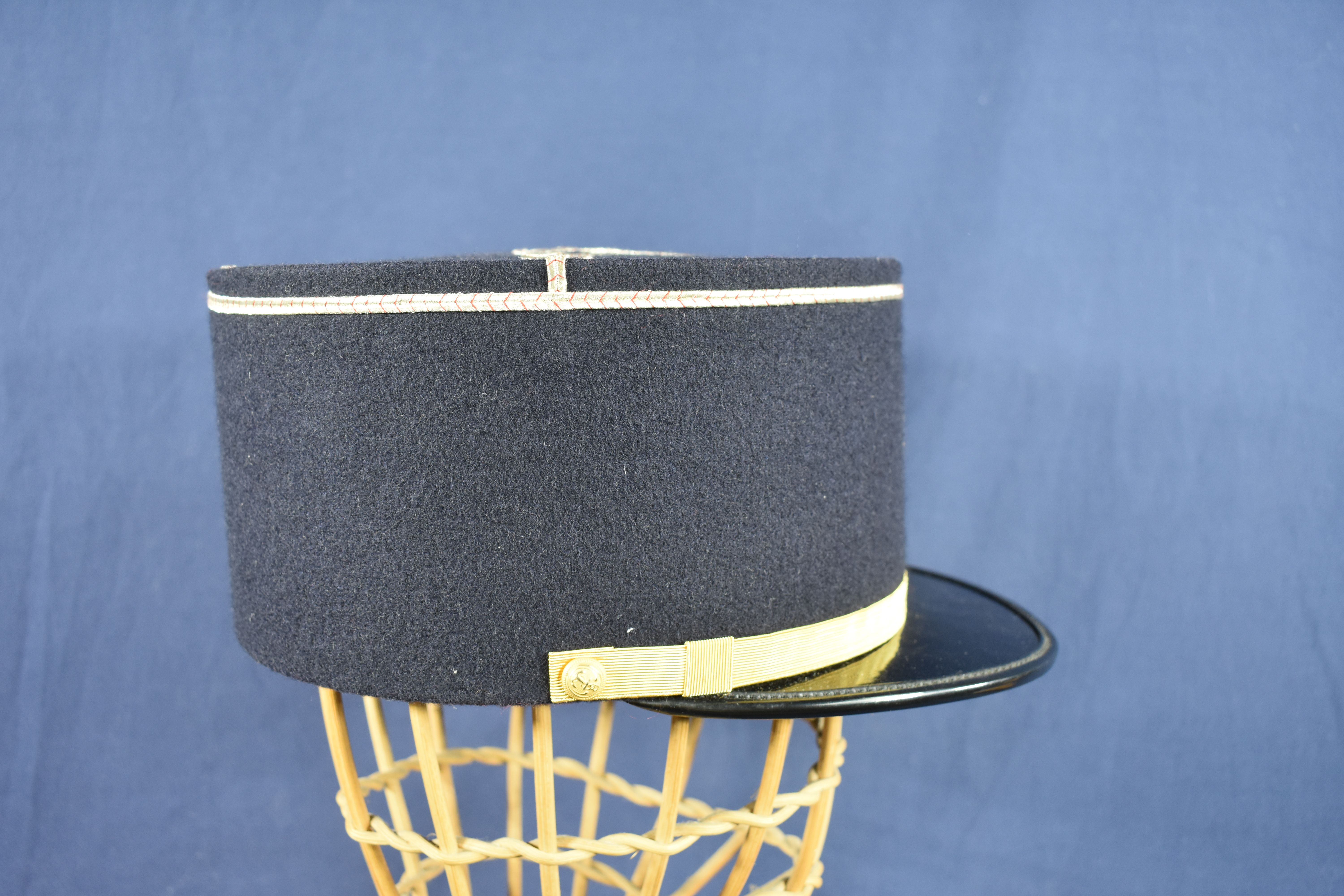 Voir photo 2 de KÉPI contemporain, grade d'Aspirant, Officier d'Infanterie de MARINE, armée Française, Bandeau bleu marine brodé de l'ancre, boutons OR, Longueur 25, hauteur 10.5 cm. KÉPI contemporain, grade d'Aspirant, Officier d'Infanterie de MARINE, armée Française, Bandeau bleu marine brodé de l'ancre, boutons OR, Longueur 25, hauteur 10.5 cm. reconditionné photo 2