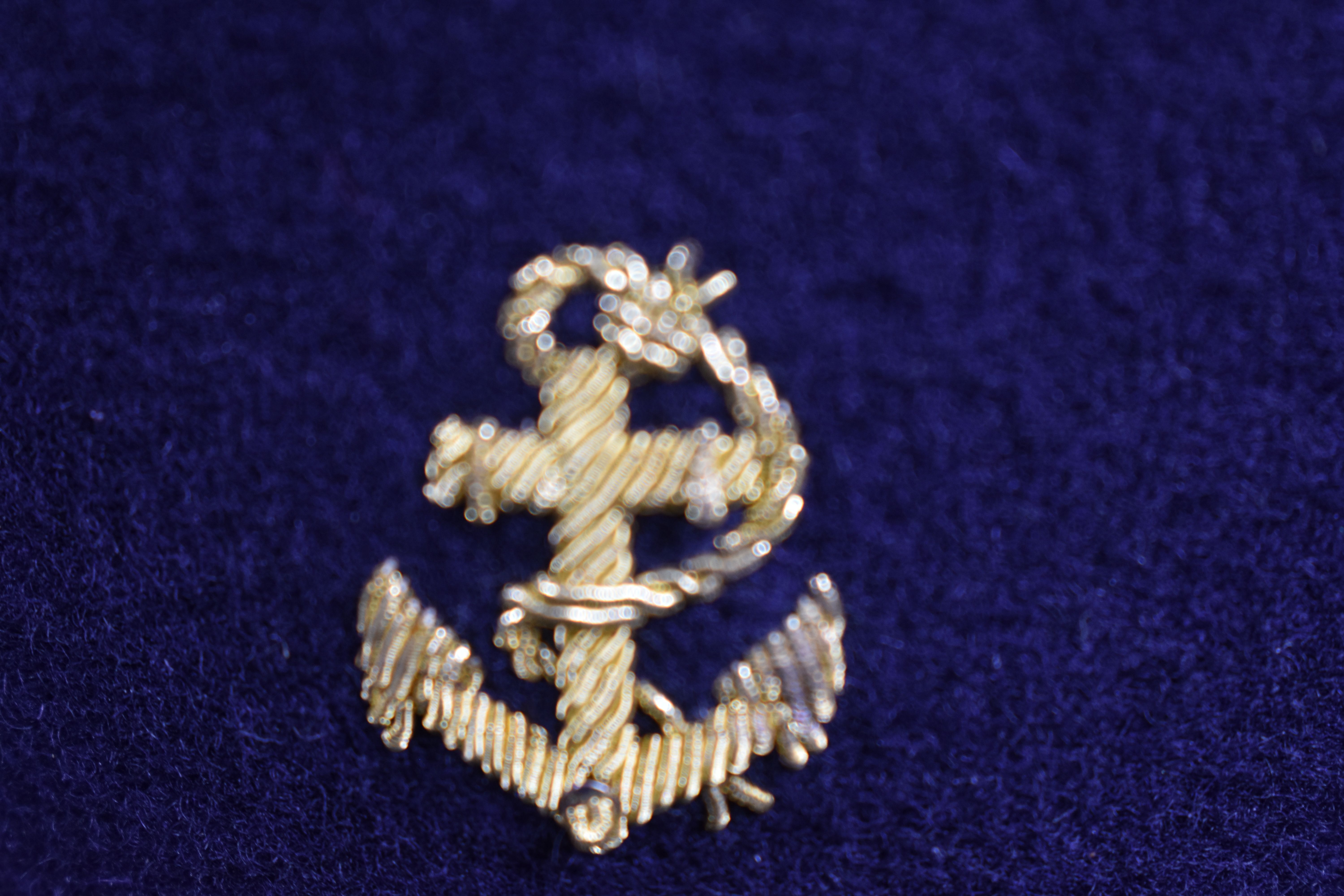 Voir photo 6 de KÉPI contemporain, grade d'Aspirant, Officier d'Infanterie de MARINE, armée Française, Bandeau bleu marine brodé de l'ancre, boutons OR, Longueur 25, hauteur 10.5 cm. KÉPI contemporain, grade d'Aspirant, Officier d'Infanterie de MARINE, armée Française, Bandeau bleu marine brodé de l'ancre, boutons OR, Longueur 25, hauteur 10.5 cm. reconditionné photo 6