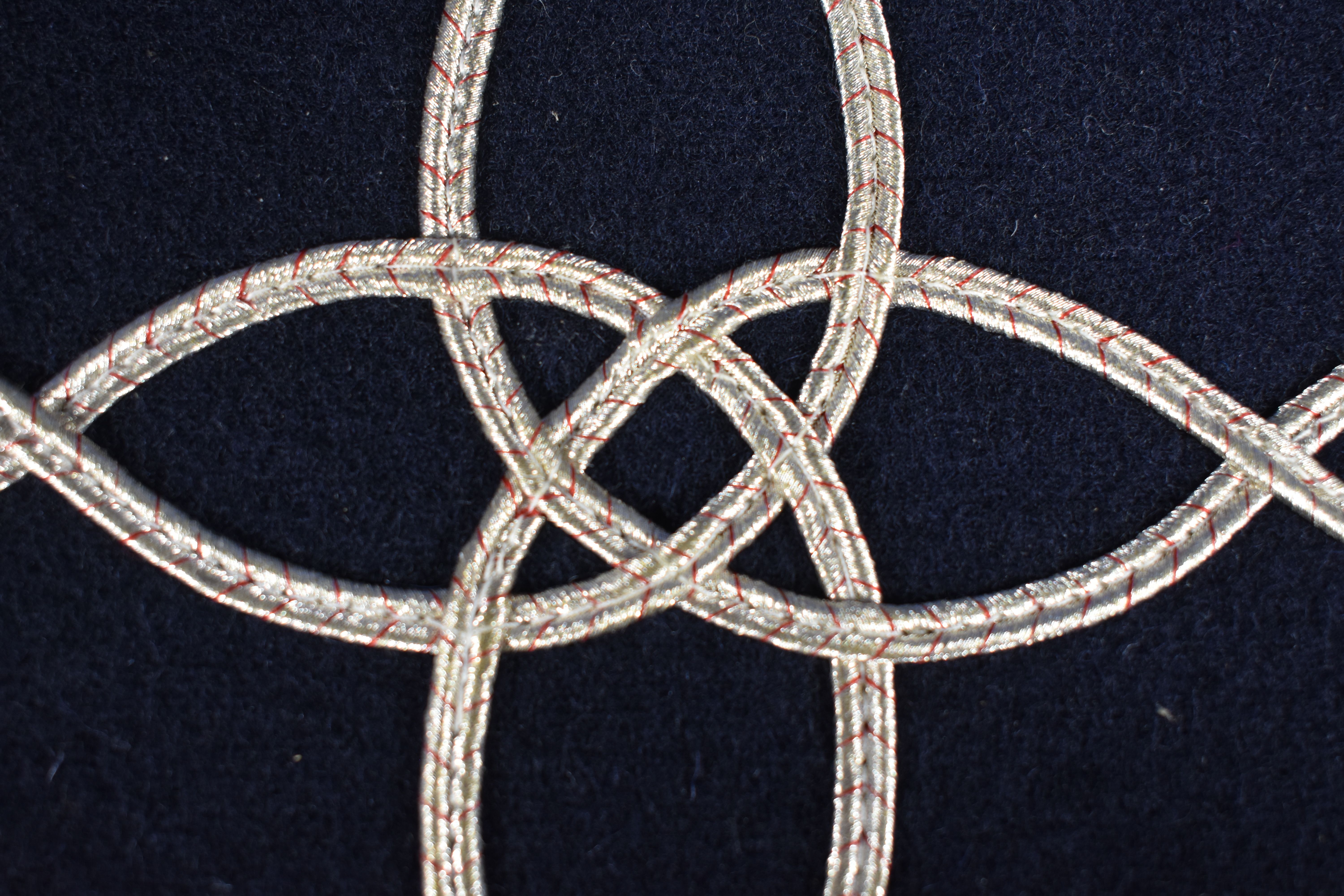 Voir photo 7 de KÉPI contemporain, grade d'Aspirant, Officier d'Infanterie de MARINE, armée Française, Bandeau bleu marine brodé de l'ancre, boutons OR, Longueur 25, hauteur 10.5 cm. KÉPI contemporain, grade d'Aspirant, Officier d'Infanterie de MARINE, armée Française, Bandeau bleu marine brodé de l'ancre, boutons OR, Longueur 25, hauteur 10.5 cm. reconditionné photo 7