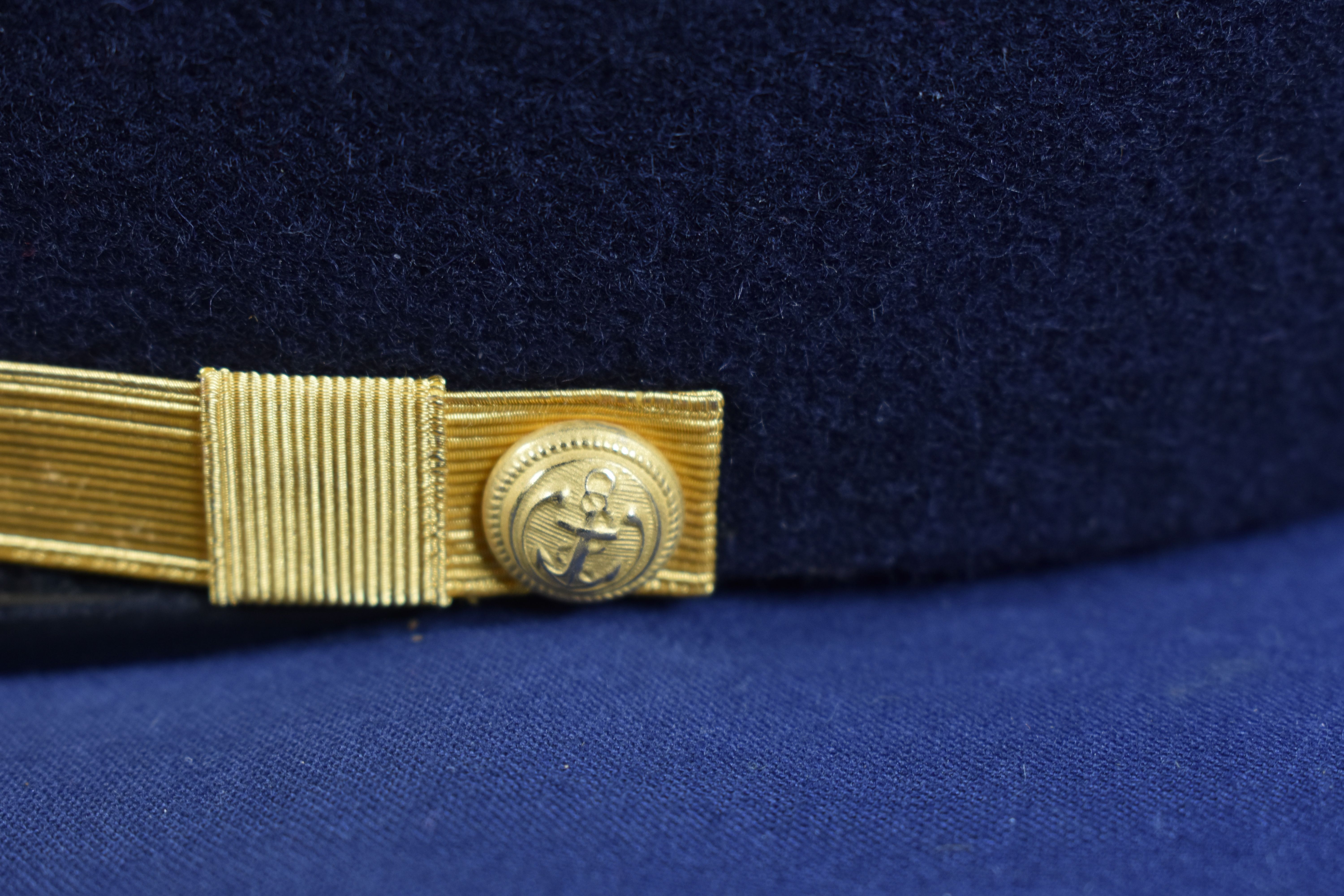 Voir photo 9 de KÉPI contemporain, grade d'Aspirant, Officier d'Infanterie de MARINE, armée Française, Bandeau bleu marine brodé de l'ancre, boutons OR, Longueur 25, hauteur 10.5 cm. KÉPI contemporain, grade d'Aspirant, Officier d'Infanterie de MARINE, armée Française, Bandeau bleu marine brodé de l'ancre, boutons OR, Longueur 25, hauteur 10.5 cm. reconditionné photo 9