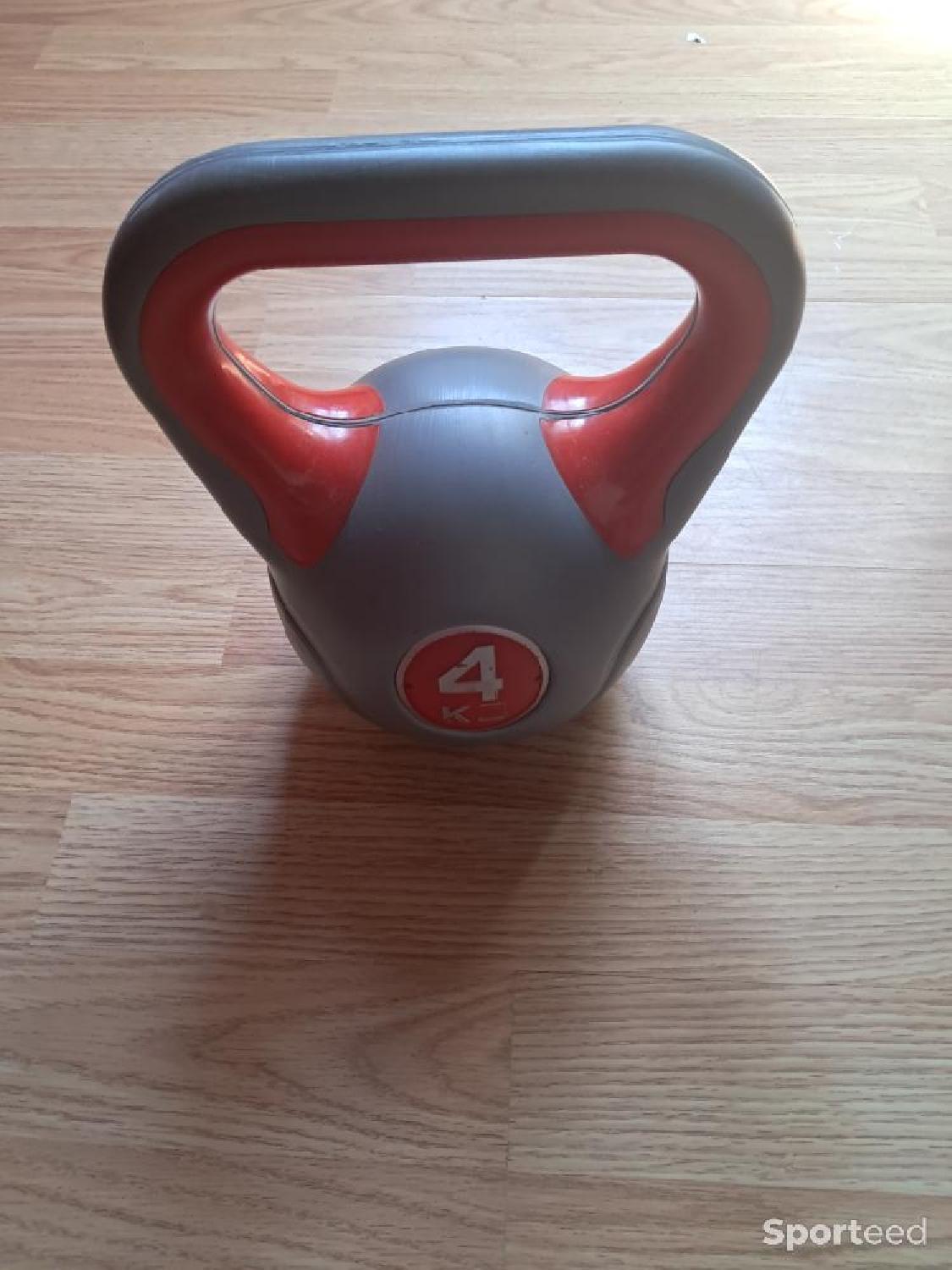 Kettlebell 4 kg gris et rouge - Matériel de fitness / renforcement Très bon état - 15,00 € Kettlebell 4 kg gris et rouge - Matériel de fitness / renforcement Très bon état Decathlon reconditionné disponible sur Sporteed