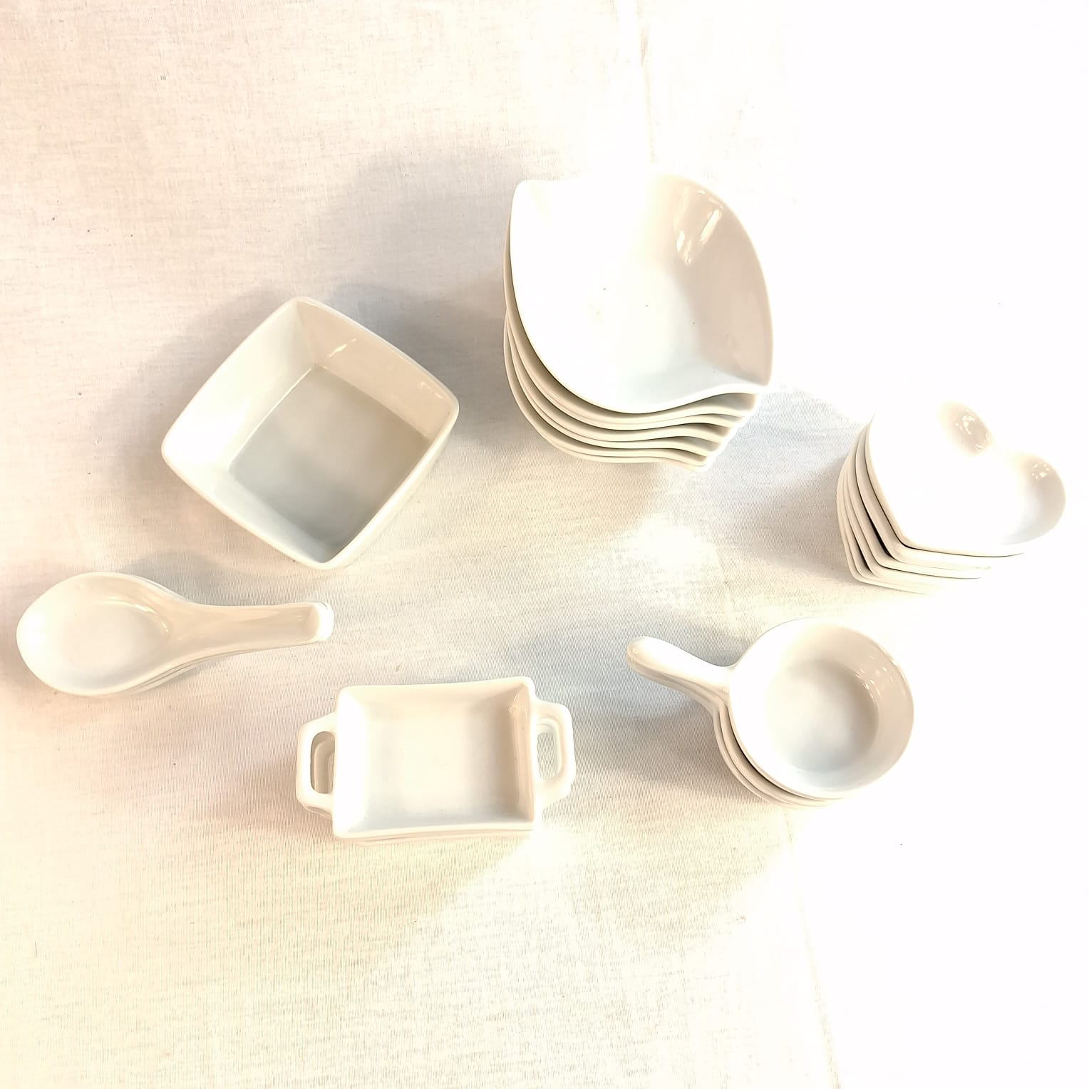 Kit apéritif 10 pièces en porcelaine blanche Très bon état - 25,00 € Kit apéritif 10 pièces en porcelaine blanche Très bon état reconditionné disponible sur Label Emmaüs