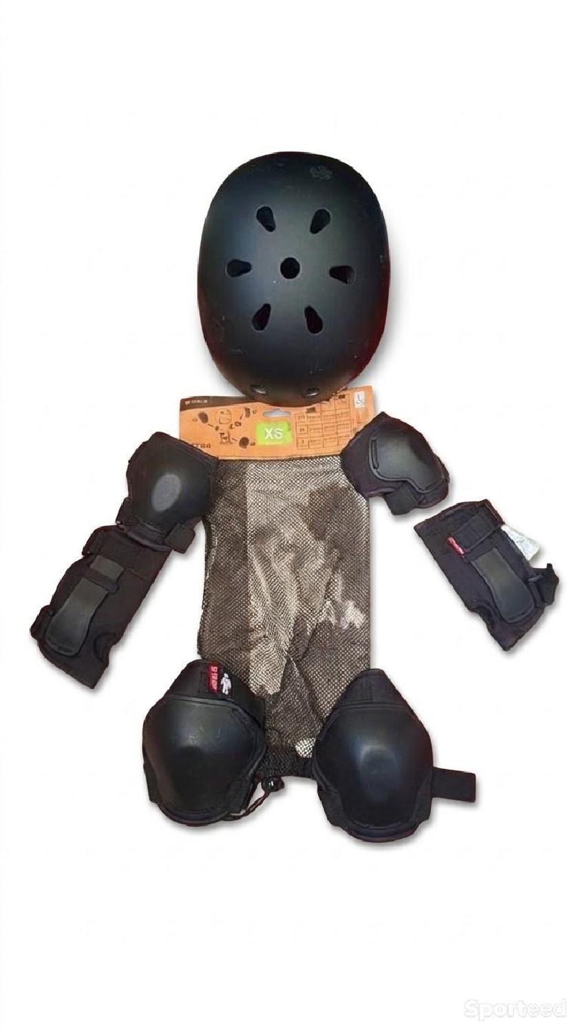Kit complet de protection roller / skate / trottinette - Casque, genouillères, coudières, protège-poignets - Taille XS - Noir Comme neuf (c'est déjà la condition standard) reconditionné disponible sur Sporteed | Dero