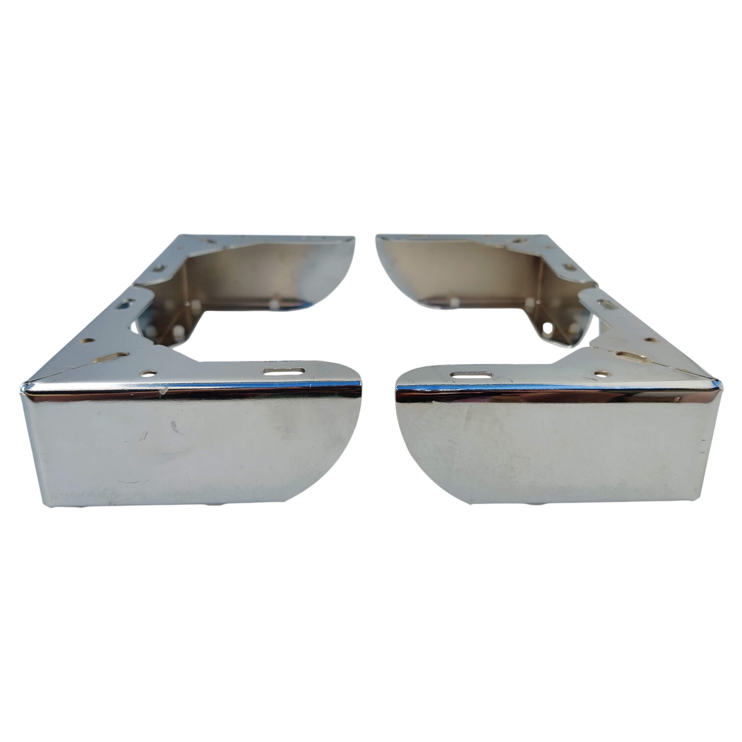 Kit de 4 pieds de meuble chromé, hauteur 5cm Parfait état - 10,00 € Kit de 4 pieds de meuble chromé, hauteur 5cm Parfait état reconditionné disponible sur Label Emmaüs