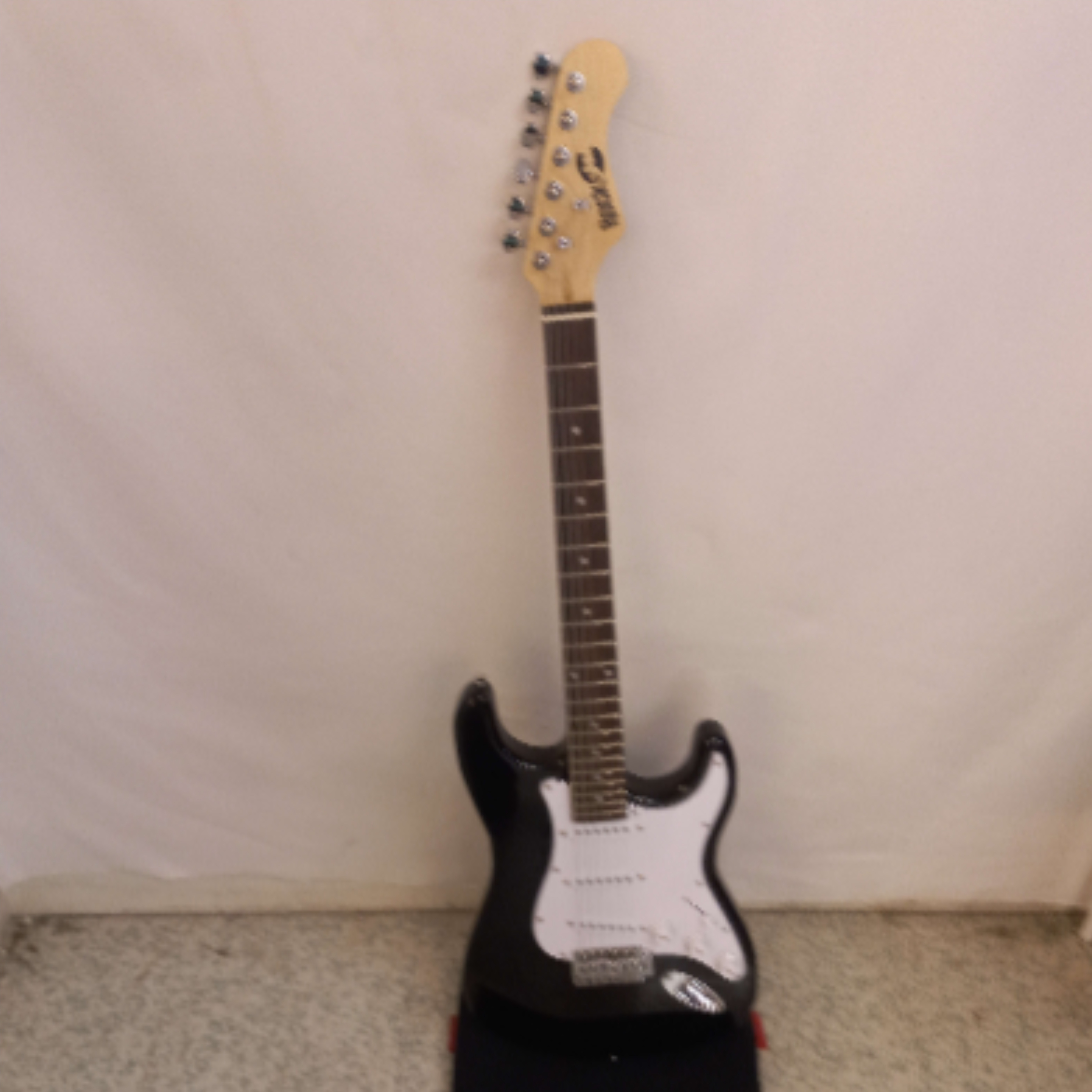 Voir photo 3 de Kit guitare eléctrique et ampli 10 w + house guitare (sans cable Jack) marque ROCK JAM | Dero Kit guitare eléctrique et ampli 10 w + house guitare (sans cable Jack) marque ROCK JAM Bon état reconditionné photo 3 | Dero
