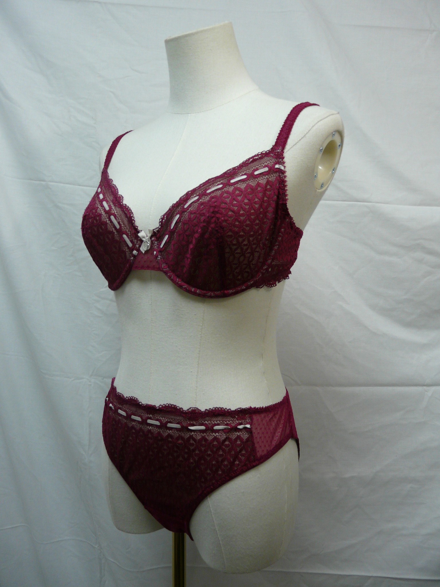 Voir photo 3 de L16 - Ensemble en dentelle - Rougegorge - Taille 95C (42/44) L16 - Ensemble en dentelle - Rougegorge - Taille 95C (42/44) Très bon état reconditionné photo 3