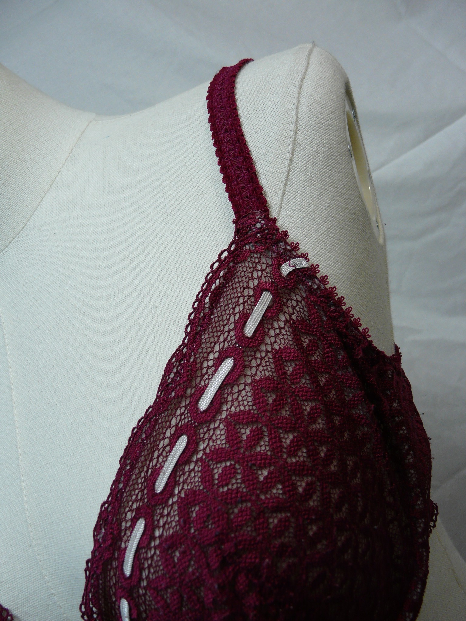 Voir photo 6 de L16 - Ensemble en dentelle - Rougegorge - Taille 95C (42/44) L16 - Ensemble en dentelle - Rougegorge - Taille 95C (42/44) Très bon état reconditionné photo 6