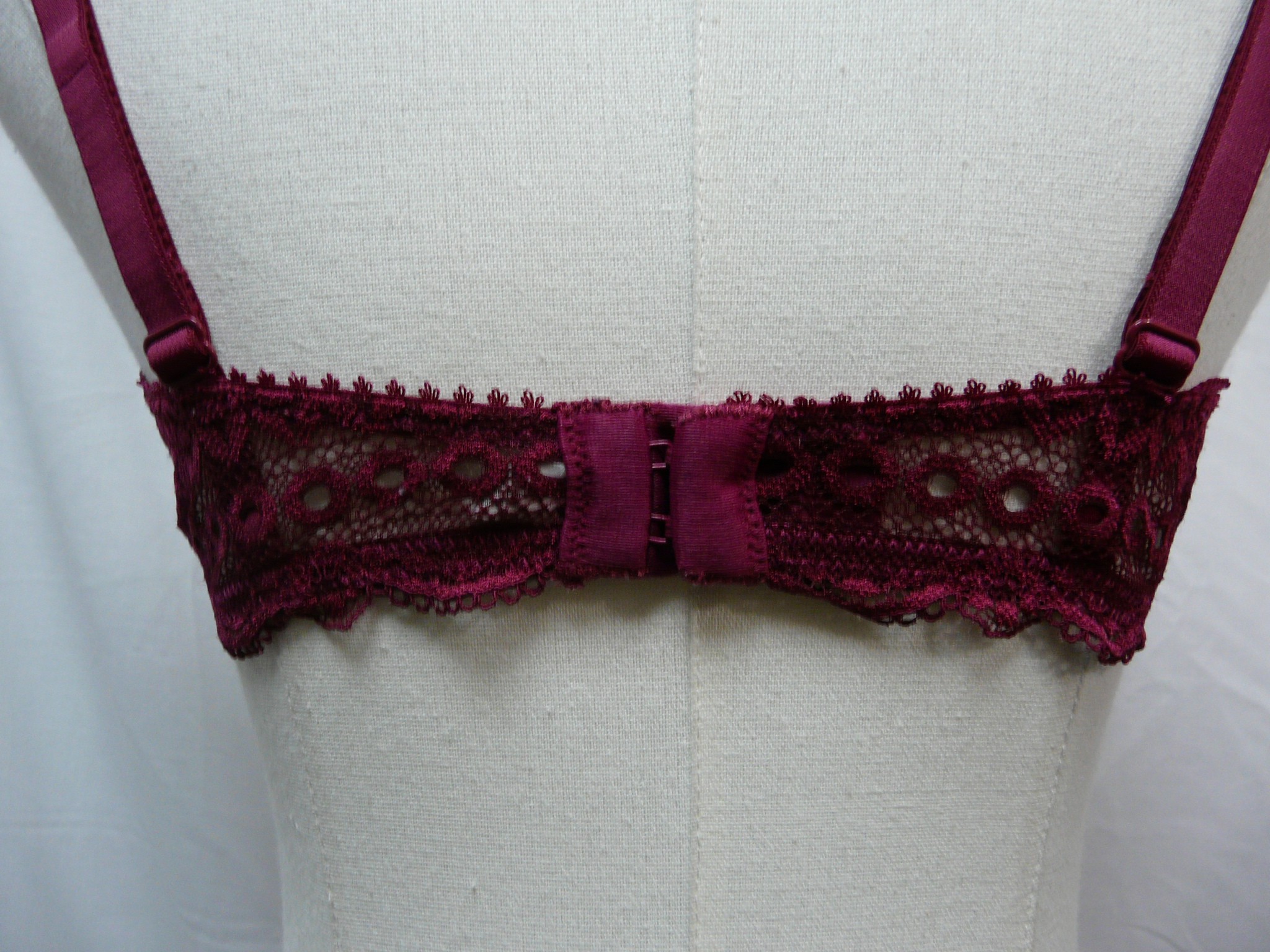 Voir photo 8 de L16 - Ensemble en dentelle - Rougegorge - Taille 95C (42/44) L16 - Ensemble en dentelle - Rougegorge - Taille 95C (42/44) Très bon état reconditionné photo 8